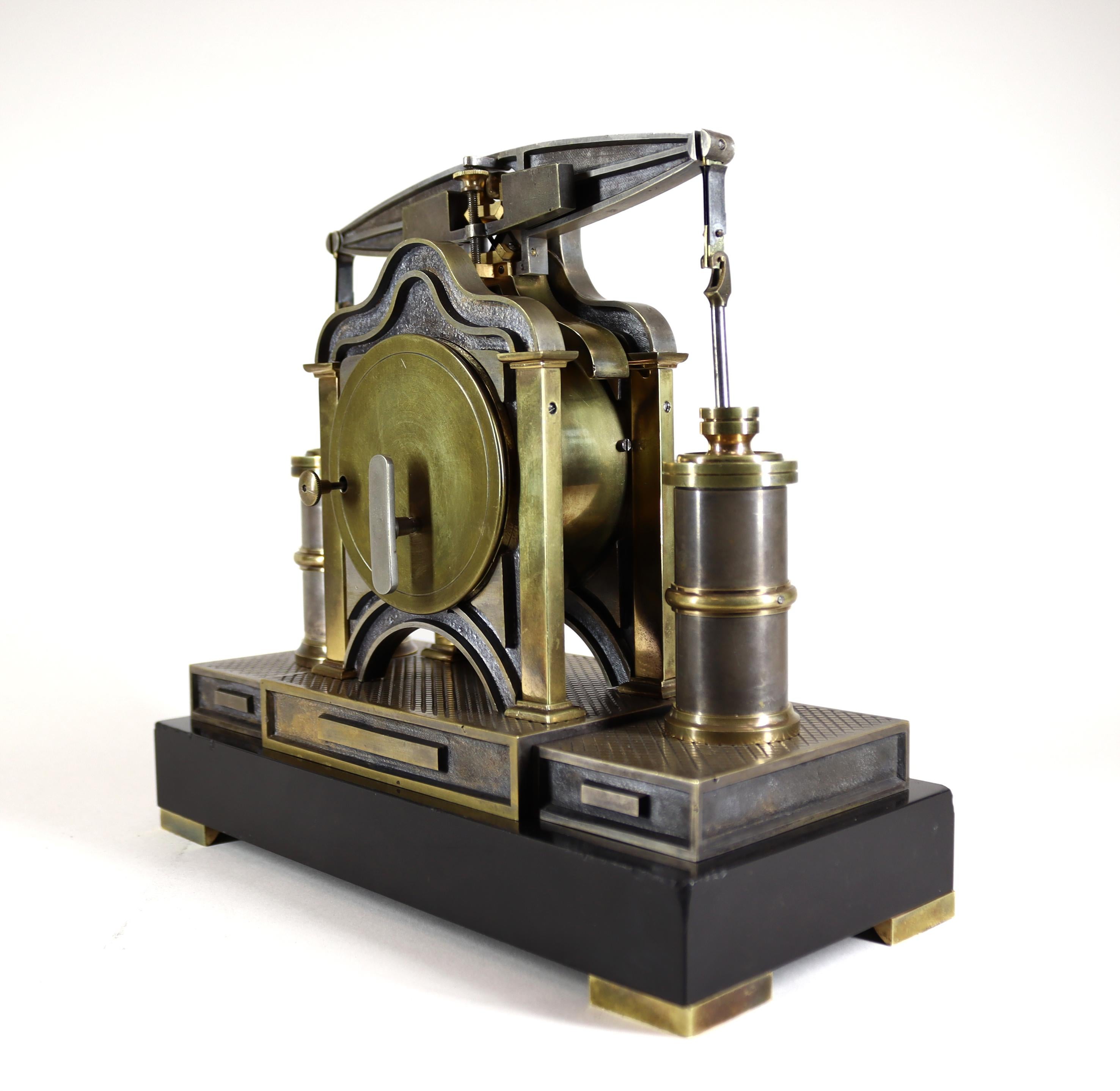 Eine neuartige Kaminsimsuhr in Form einer industriellen Balkenmaschine von Andre Romain Guilmet aus der Zeit um 1878, nummeriert 196 und signiert von Giulmet.

Das achttägige Uhrwerk wird von einem Balken überragt, der den oberen Teil eines