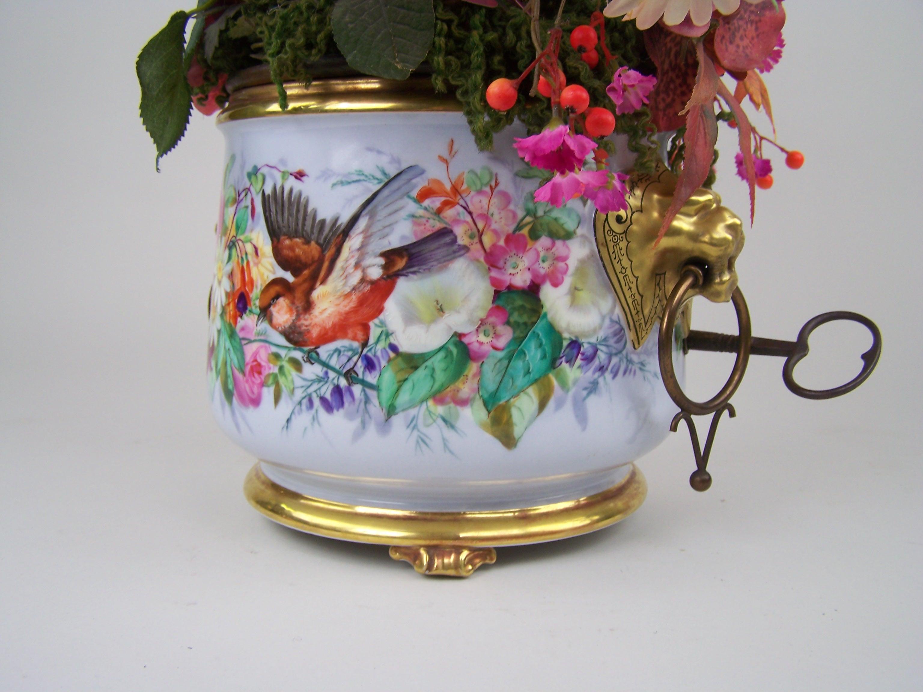 Pot de fleurs unique avec automate d'oiseaux chanteurs réalisé par Bontems dans le dernier quart du 19e siècle.

Bontems était un fabricant d'automates à oiseaux à Paris. Il a produit un nombre appréciable de nichoirs et de cages à oiseaux