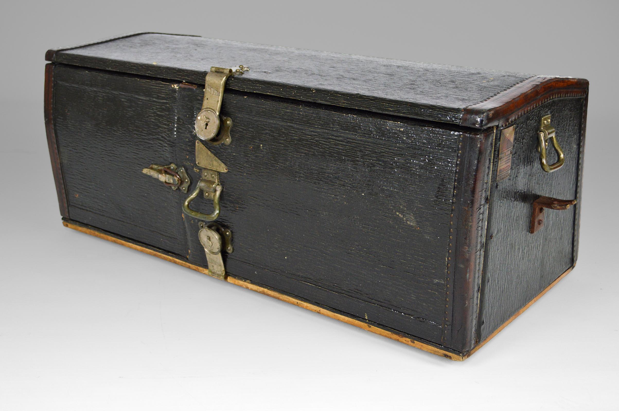 Original automobile trunk from the 1920s covered with black coated canvas.

Has a shelf inside.
Can be used as various storage furniture according to tastes and needs (shoes, aperitif glasses...).

Art Deco / Industrial style, France, circa