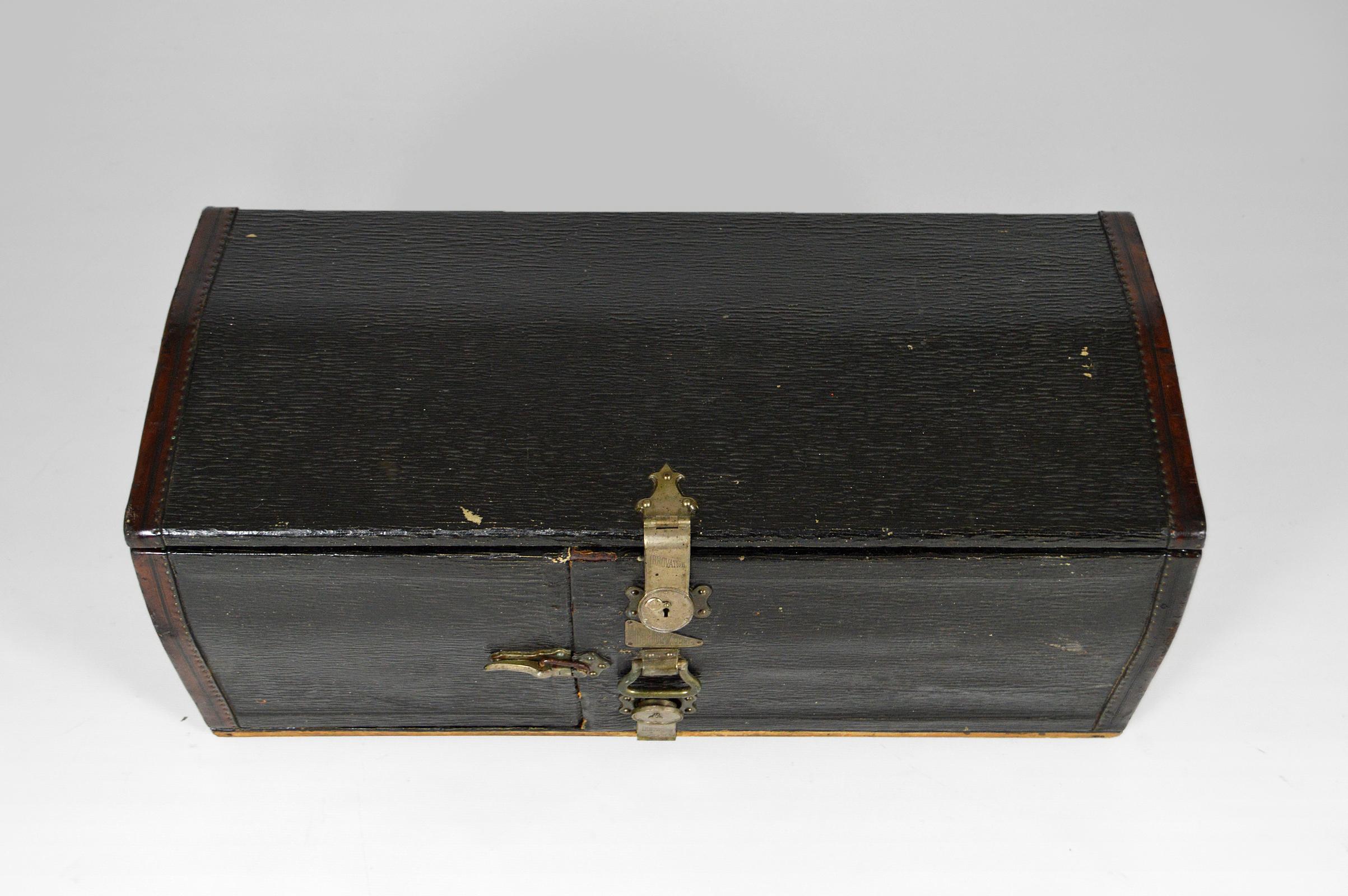 Automobile Trunk by Innovation, France, circa 1920 In Good Condition For Sale In VÉZELAY, FR