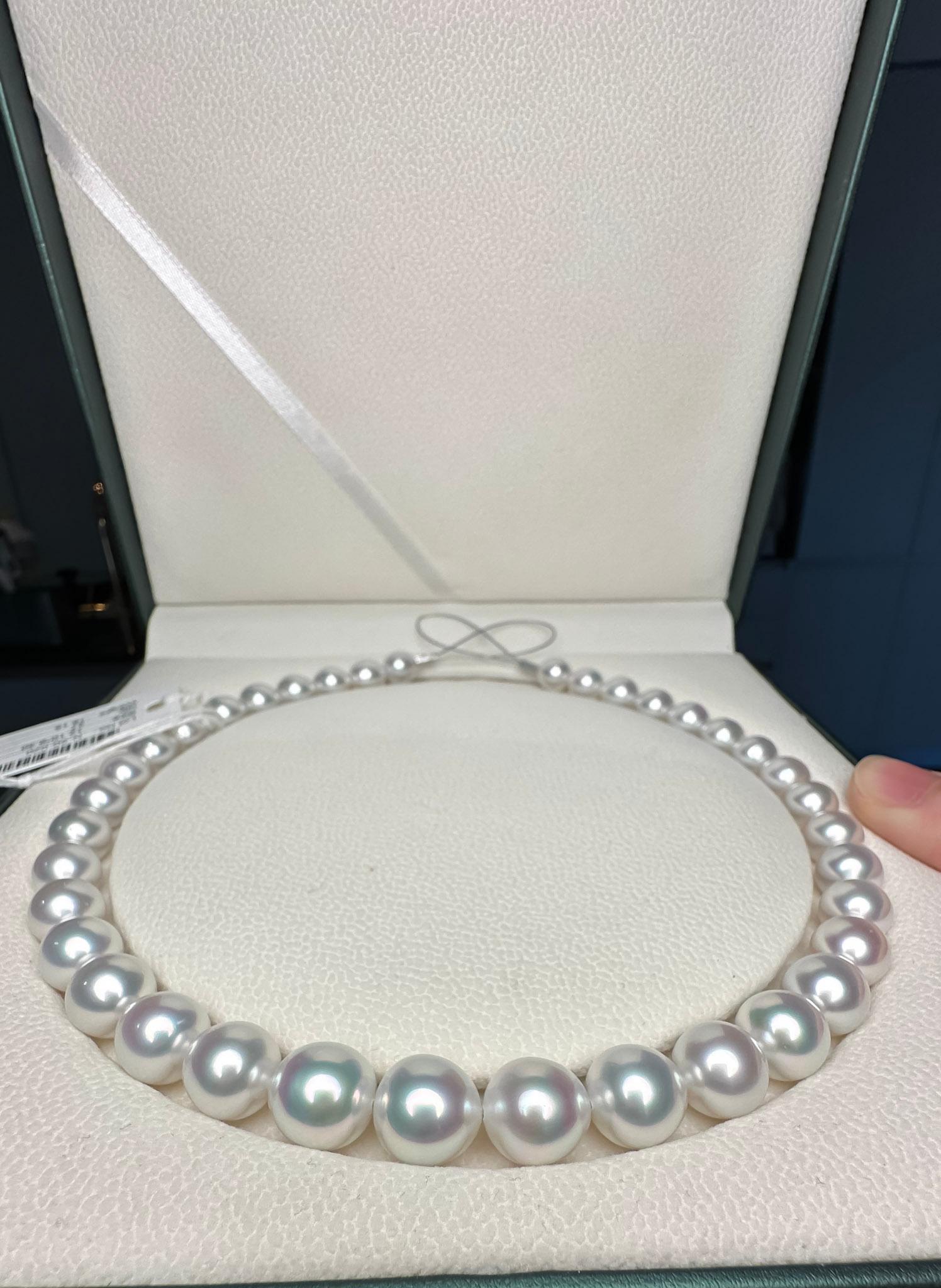 


Exquisite 9-12mm Oval Australian South Sea Pearl Necklace

Crafted with rare, high-quality oval-shaped Australian South Sea pearls, this necklace showcases the unparalleled luster and satin-like glow unique to the pristine waters of Northern