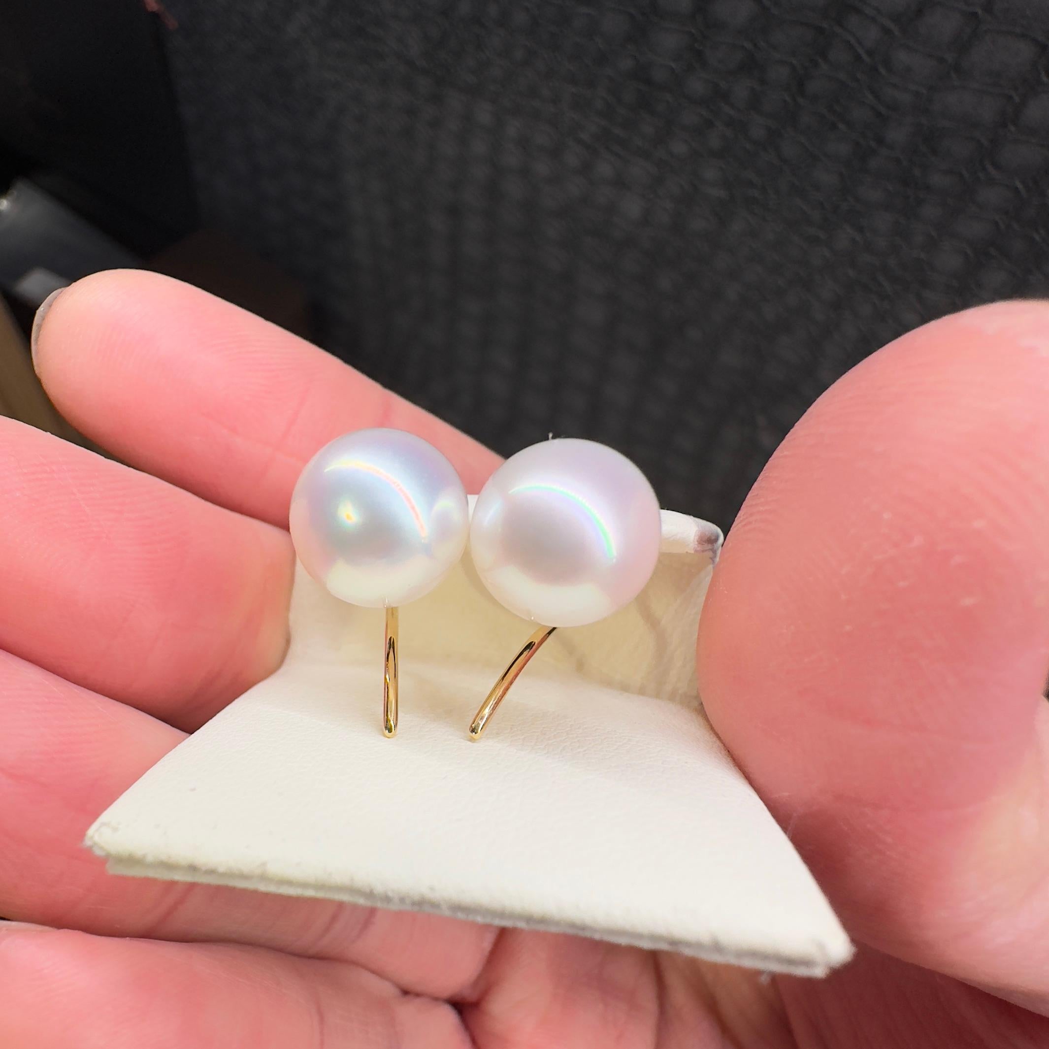 Contemporary Autore Pearl and diamond  earring in yellow Gold For Sale