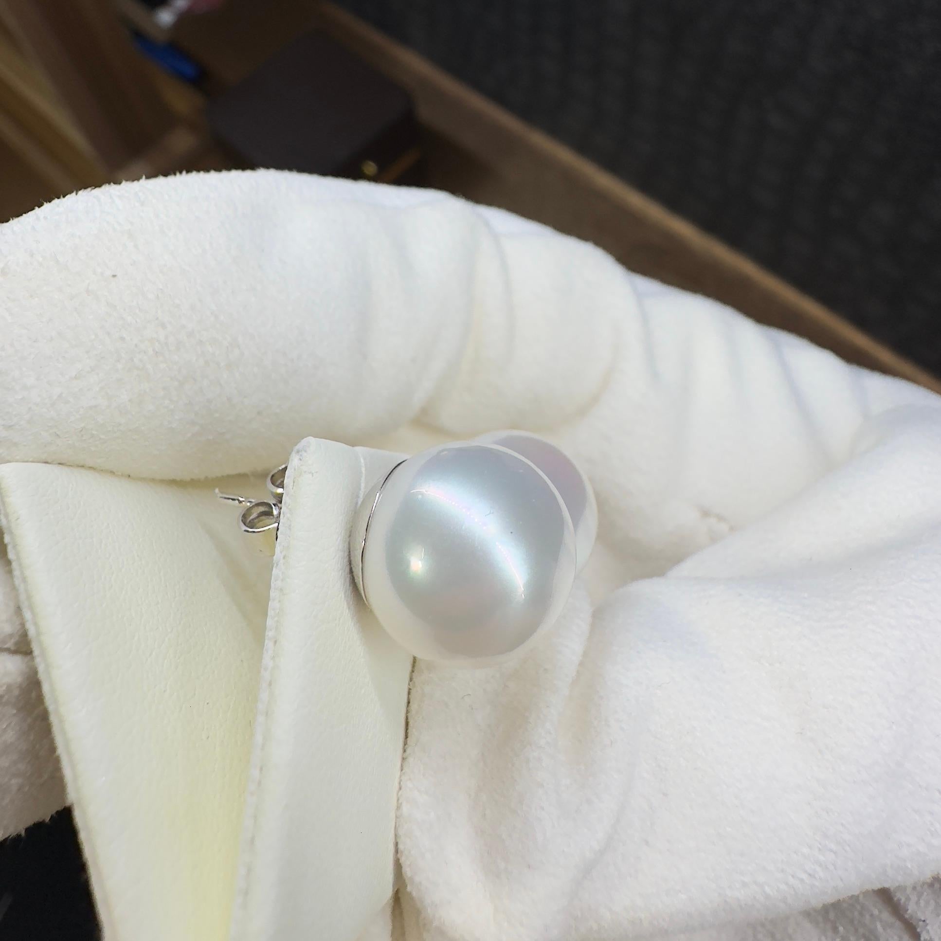 a pair of south sea pearl from Autore 
14.09mm
round shape 
slightly included 
very strong luster with pink and green overture 
 set in 18k white gold 2.54g