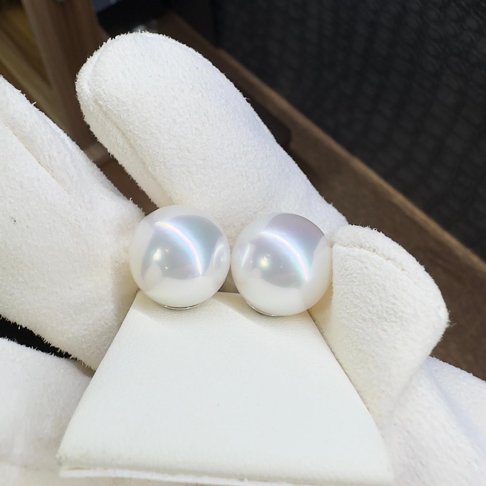 a pair of south sea pearl from Autore 
15.18mm
round shape 
slightly included 
very strong luster with pink and green overture 
 set in 18k white gold 2.54g