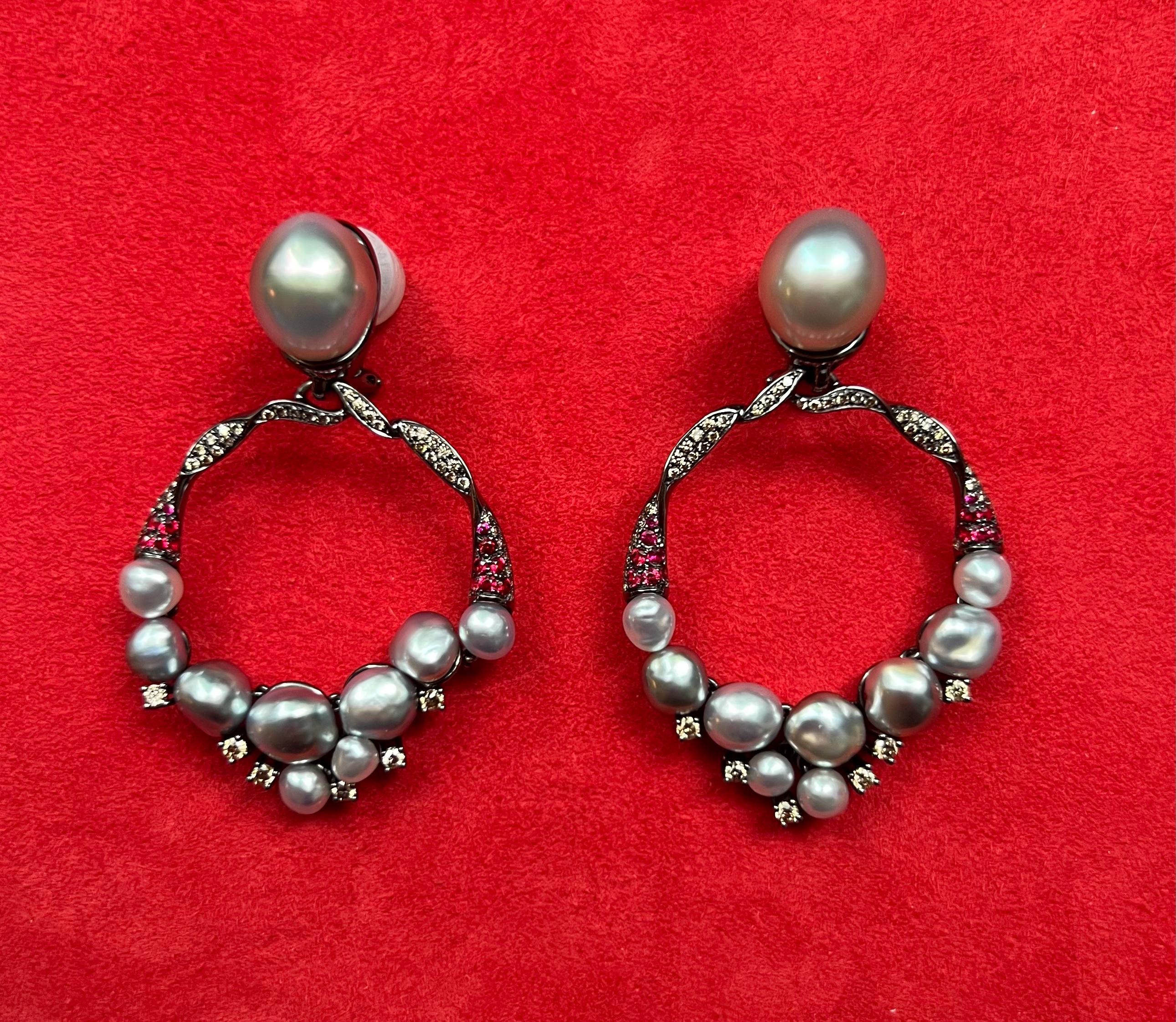 Taille brillant Boucles d'oreilles pendantes en perles des mers du Sud, spinelles, diamants et or noirci (18K) en vente