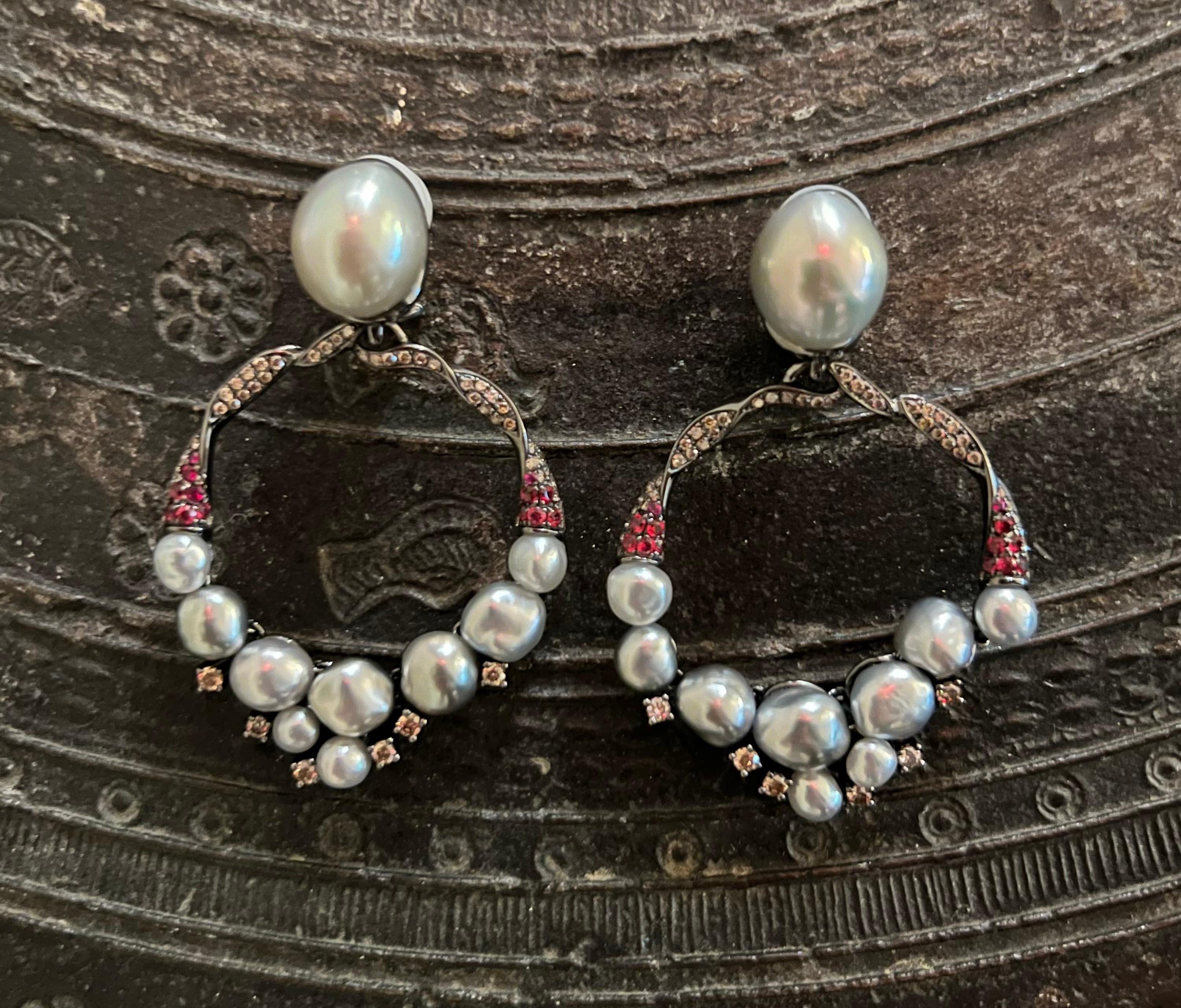 Boucles d'oreilles pendantes en perles des mers du Sud, spinelles, diamants et or noirci (18K) Excellent état - En vente à New York, NY