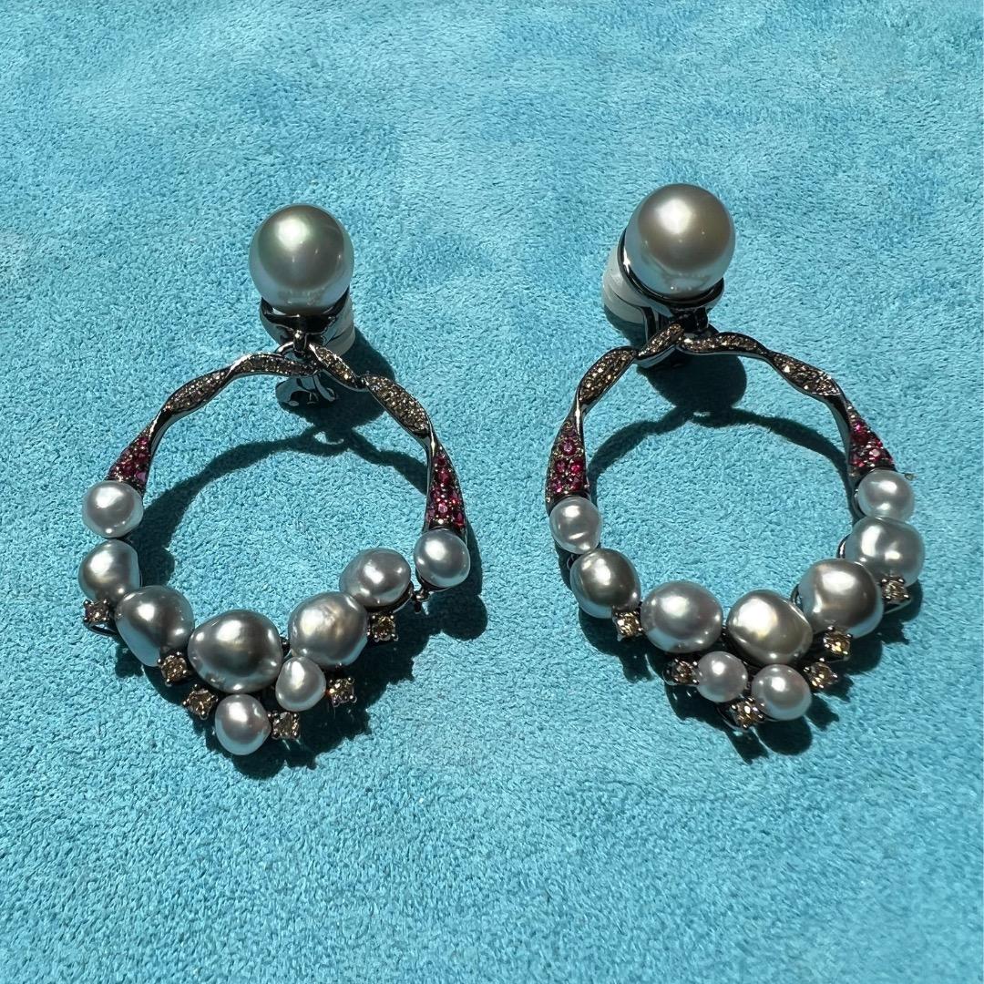 Boucles d'oreilles pendantes en perles des mers du Sud, spinelles, diamants et or noirci (18K) Unisexe en vente