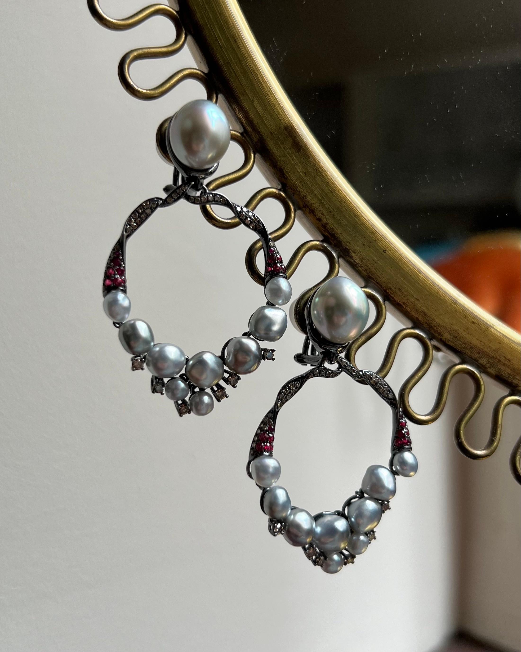 Boucles d'oreilles pendantes en perles des mers du Sud, spinelles, diamants et or noirci (18K) en vente 2