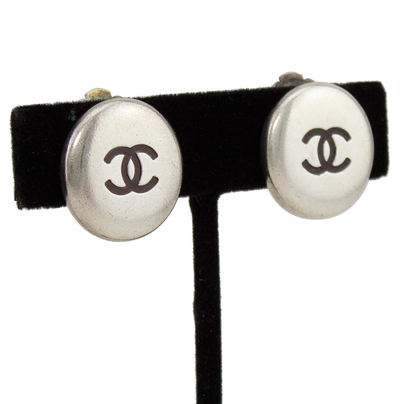 Autumn 1996 Chanel Silver Clip on Earrings  In Good Condition For Sale In Toronto, Ontario