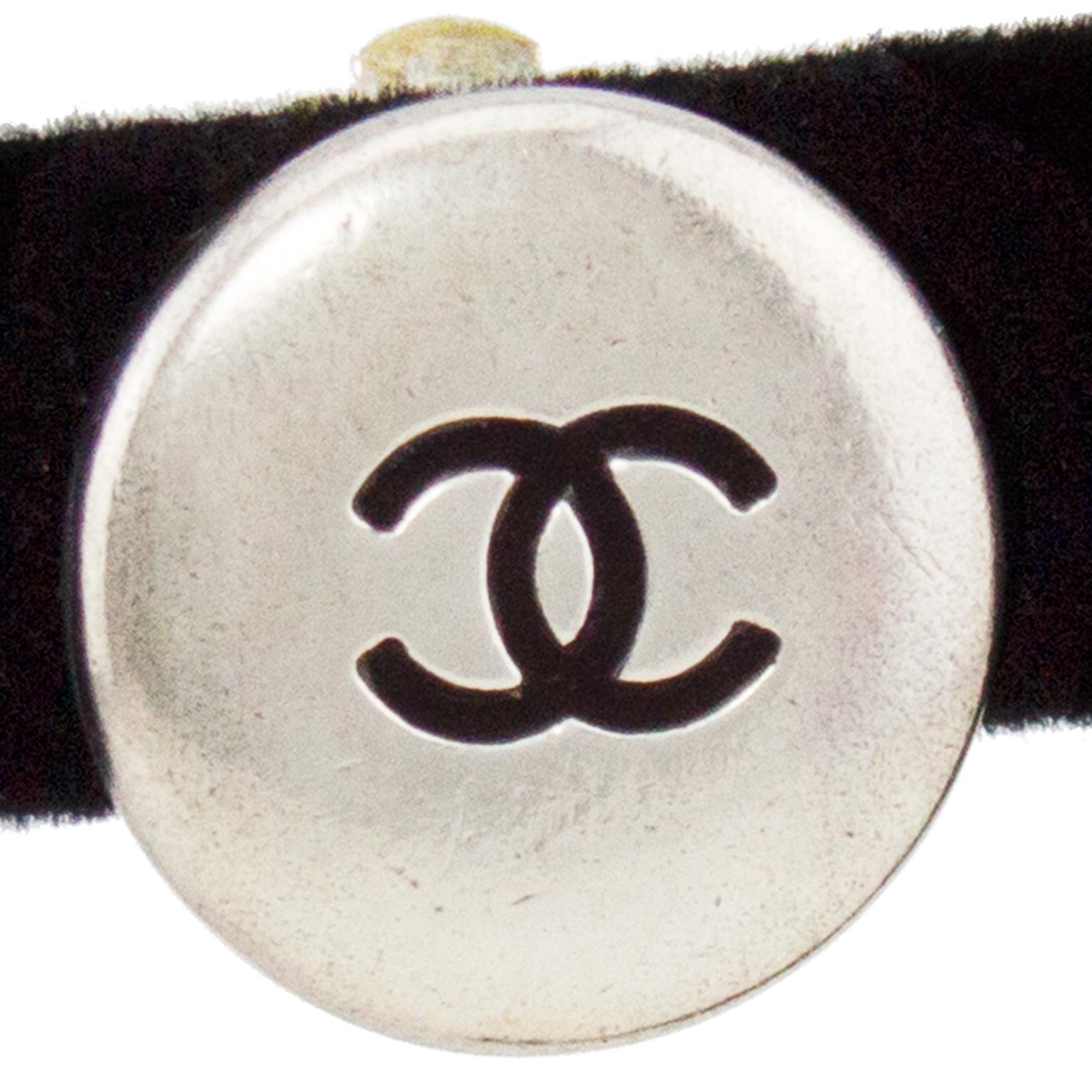 Boucles d'oreilles à clips en argent Chanel, automne 1996  en vente 1