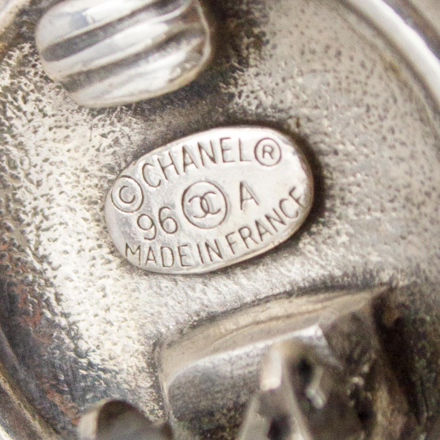Boucles d'oreilles à clips en argent Chanel, automne 1996  en vente 2