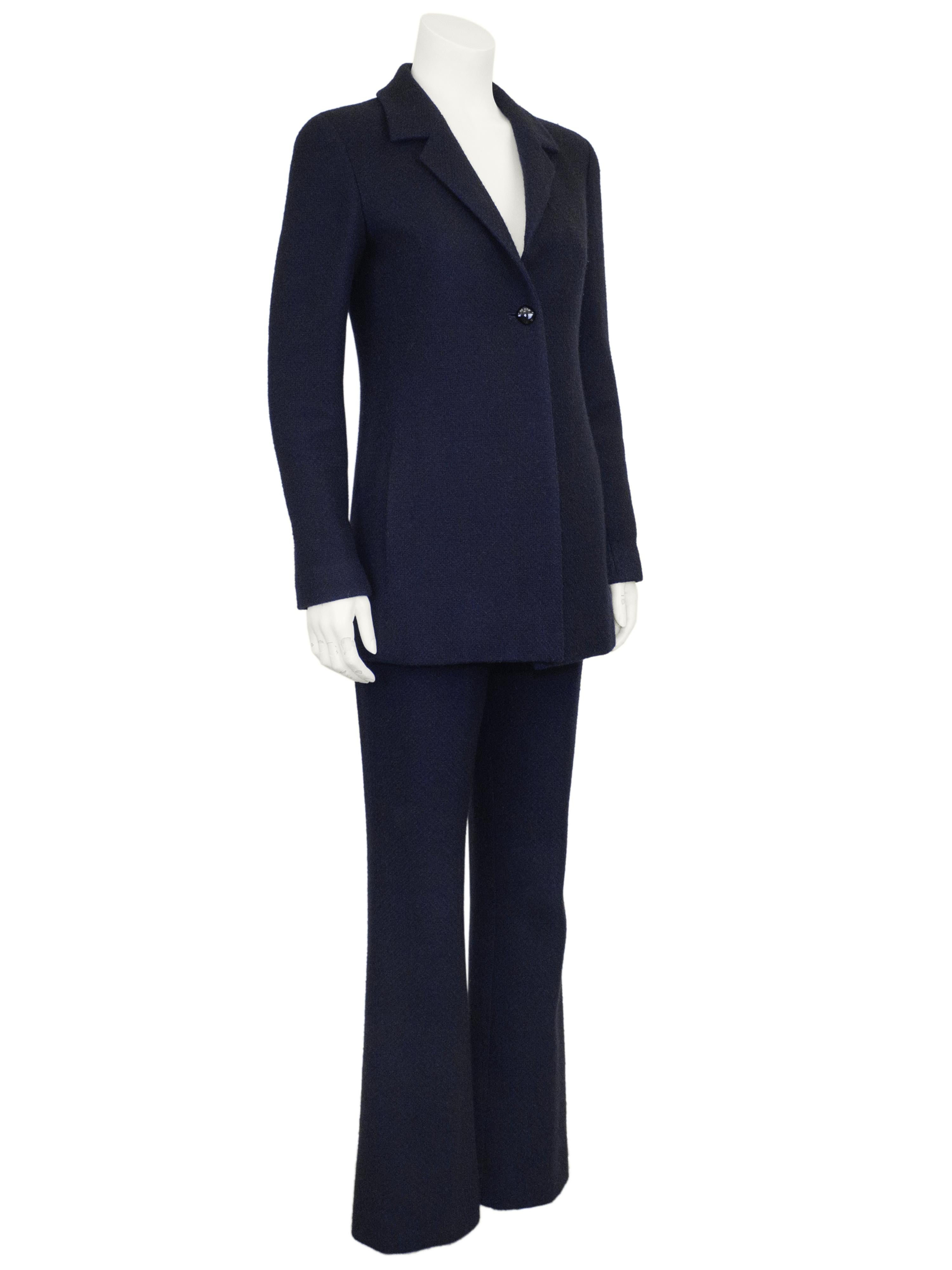 Un incroyable tailleur Chanel de la collection Automne 2000 de Karl Lagerfeld. Rêve des minimalistes, ce costume épuré est confectionné dans un luxueux cachemire tissé bleu encre et noir. La veste est longue, l'ourlet arrivant au-dessous des