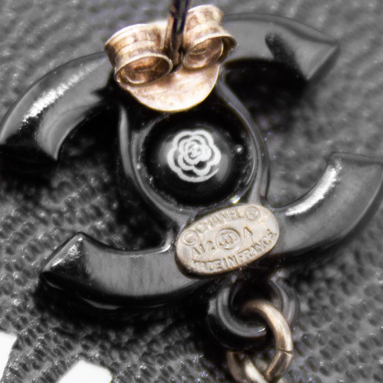 Automne 2012 Chanel Boucles d'oreilles en résine noire avec camées blancs 1