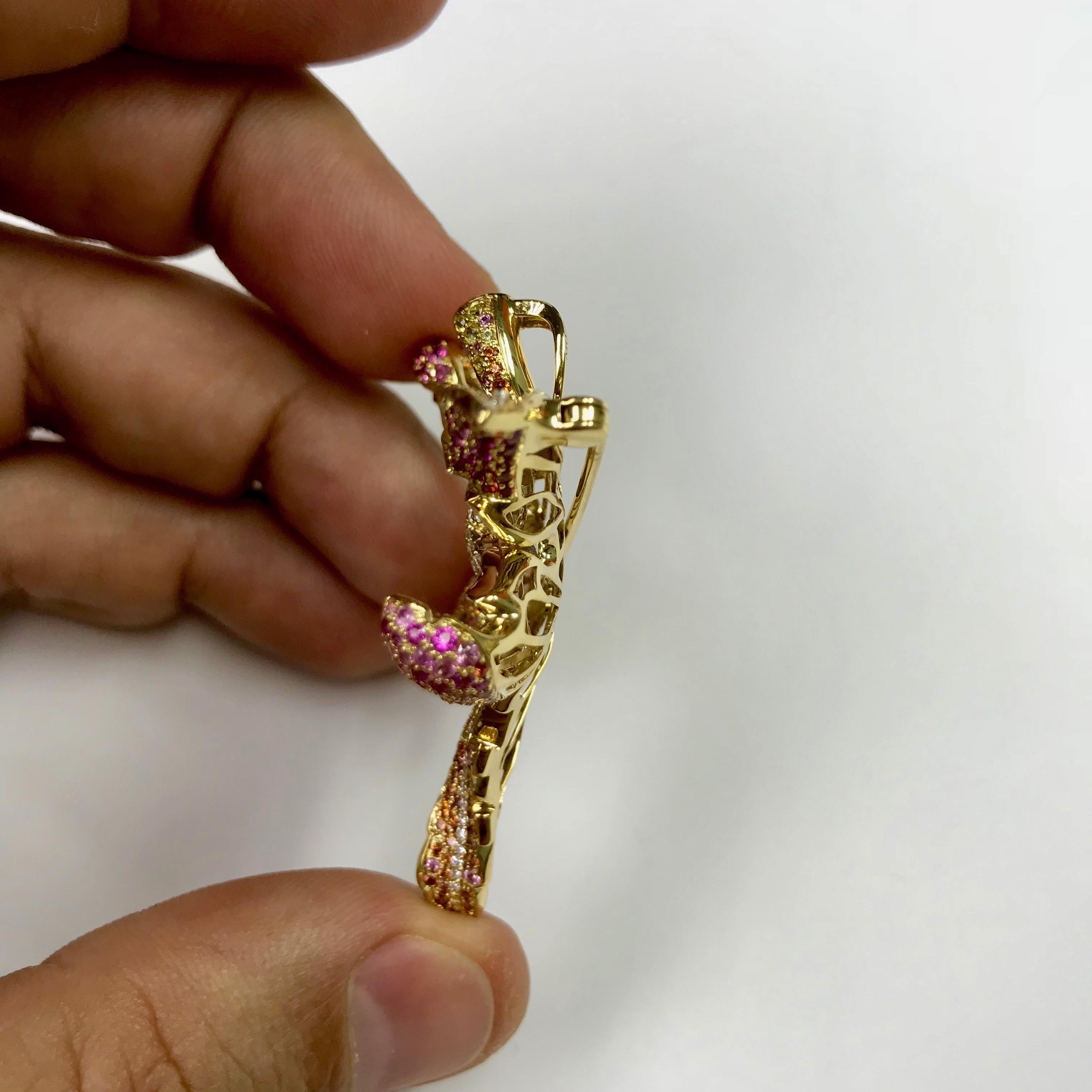 Blattbrosche aus Ahornholz mit herbstfarbenem Diamanten, rosa, gelbem und rosa Saphiren für Damen oder Herren im Angebot