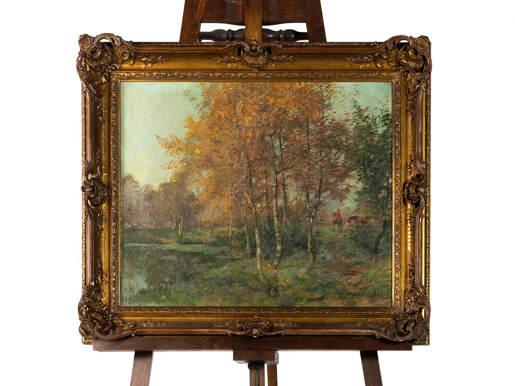 Eine Fuchsjagdszene des frühen 20. Jahrhunderts in einem Wald mit zwei Reitern, die das Jagdgebiet beobachten.  
Ein Gemälde eines ländlichen Jagdreviers im Herbst. 
Signatur nicht wahrnehmbar (rechts unten).

Im Stil Ludwigs XIV. behalten die