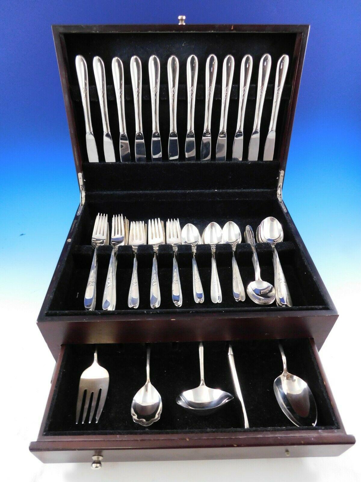 Superbe service de couverts en argent sterling Autumn Leaves by Reed & Barton - 65 pièces. Cet ensemble comprend :

12 couteaux, 9 pouces
12 fourchettes, 7 1/2