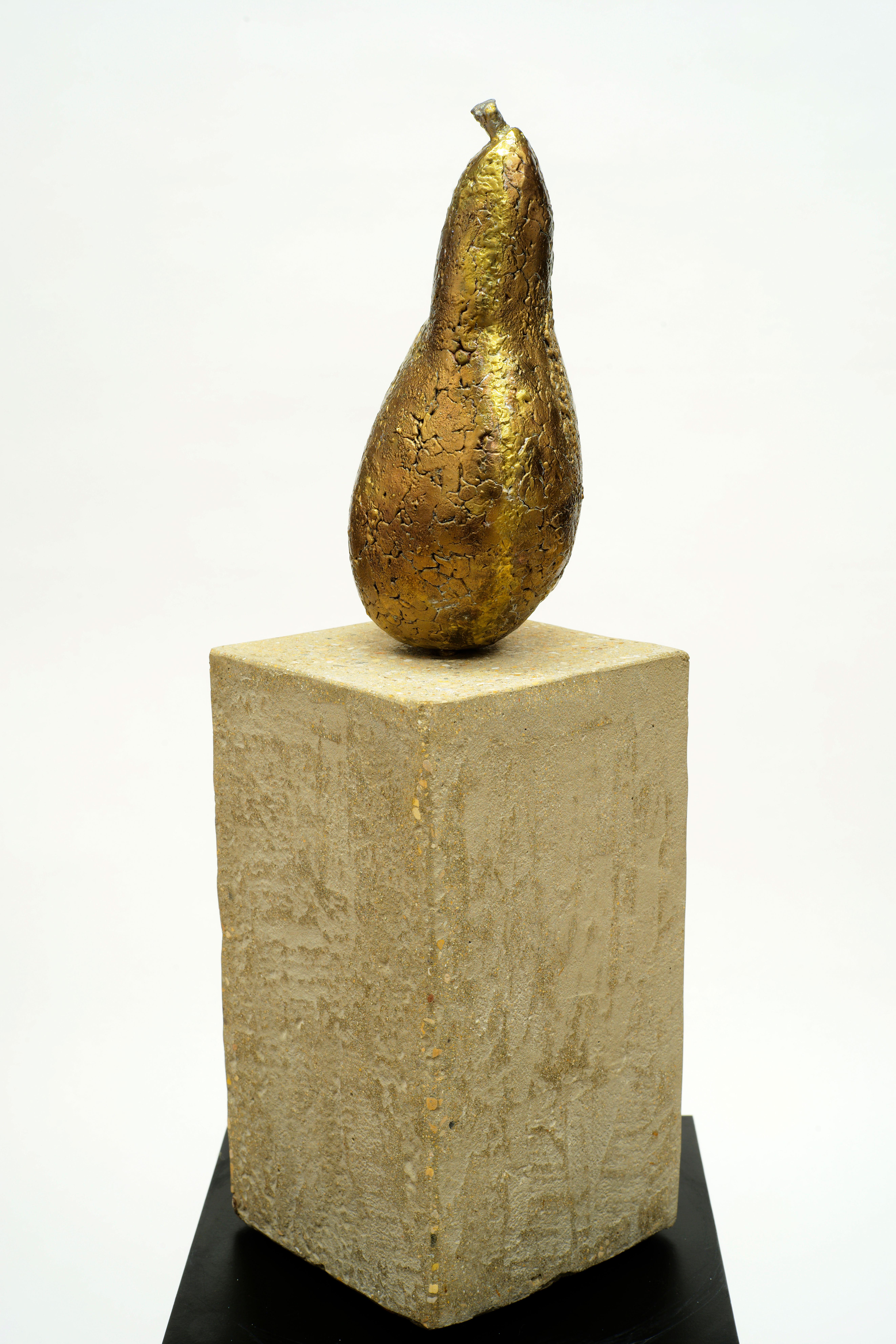 Bronze Poire d'automne, sculpture en bronze avec surface dorée texturée sur base en béton en vente