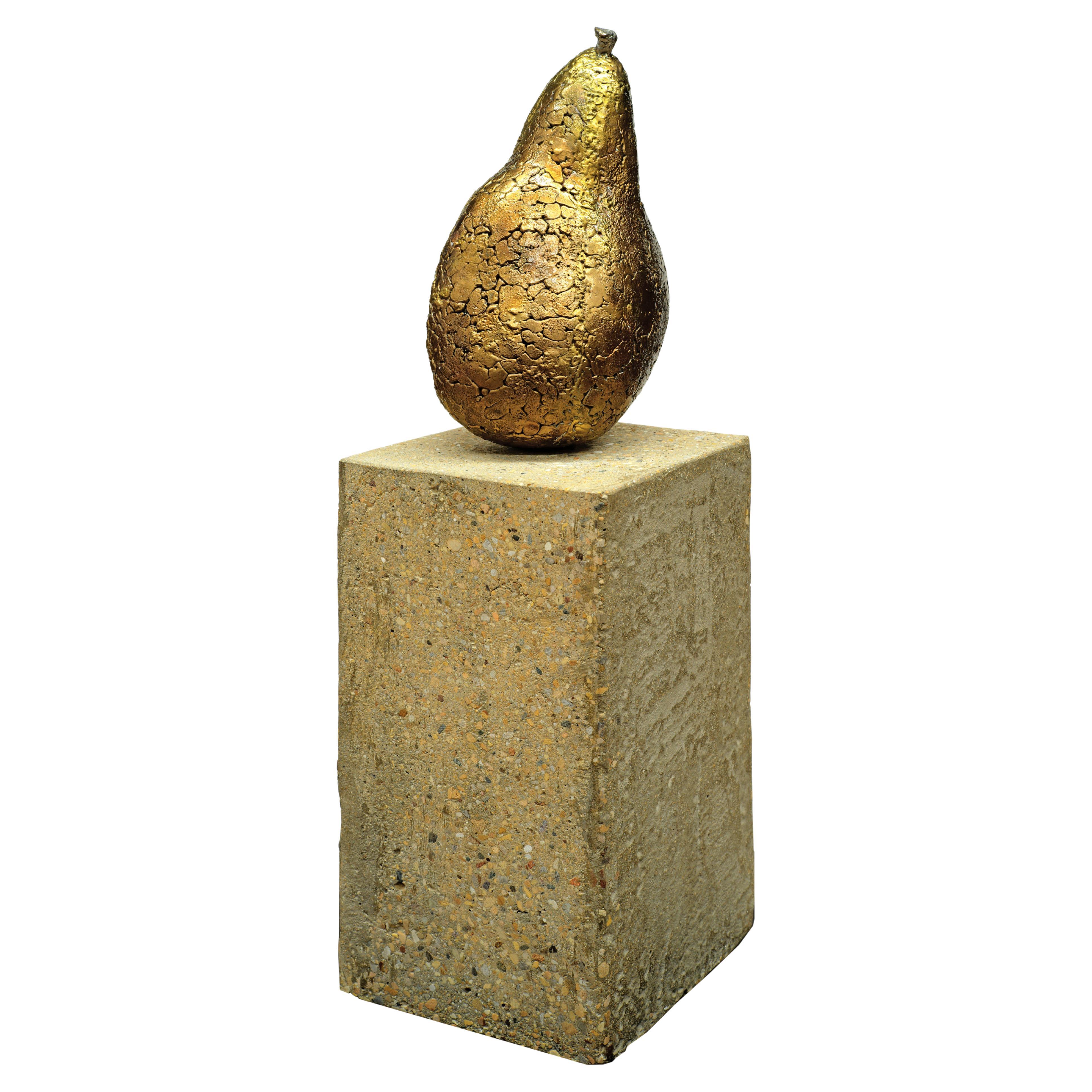 Poire d'automne, sculpture en bronze avec surface dorée texturée sur base en béton en vente