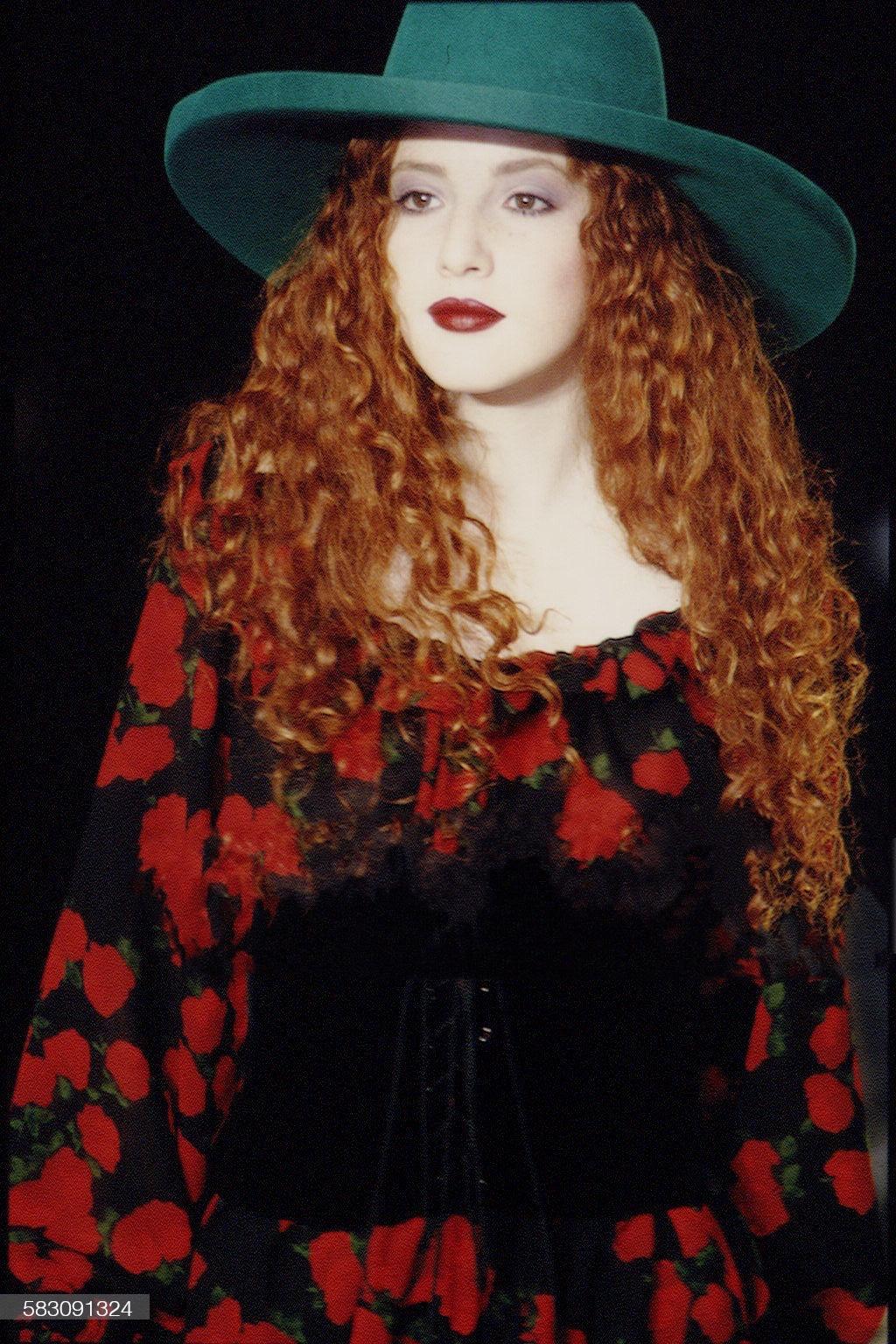 1994 Yves Saint Laurent Rotes Kleid mit Sternbilddruck im Angebot 2
