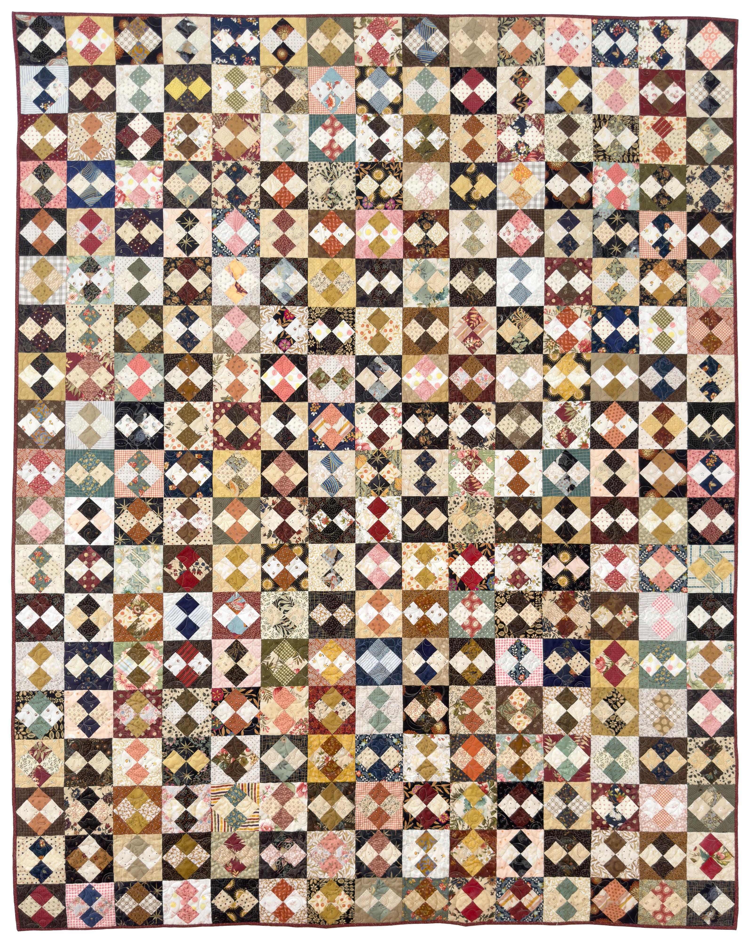 Hecha a mano por Tralala Quilts, esta colcha tradicional de patchwork de cuatro parches en una cálida paleta de cosecha con guata de lana es la colcha perfecta para el otoño.

Hecha a mano por Tralala Quilts, esta colcha de retazos tradicional de
