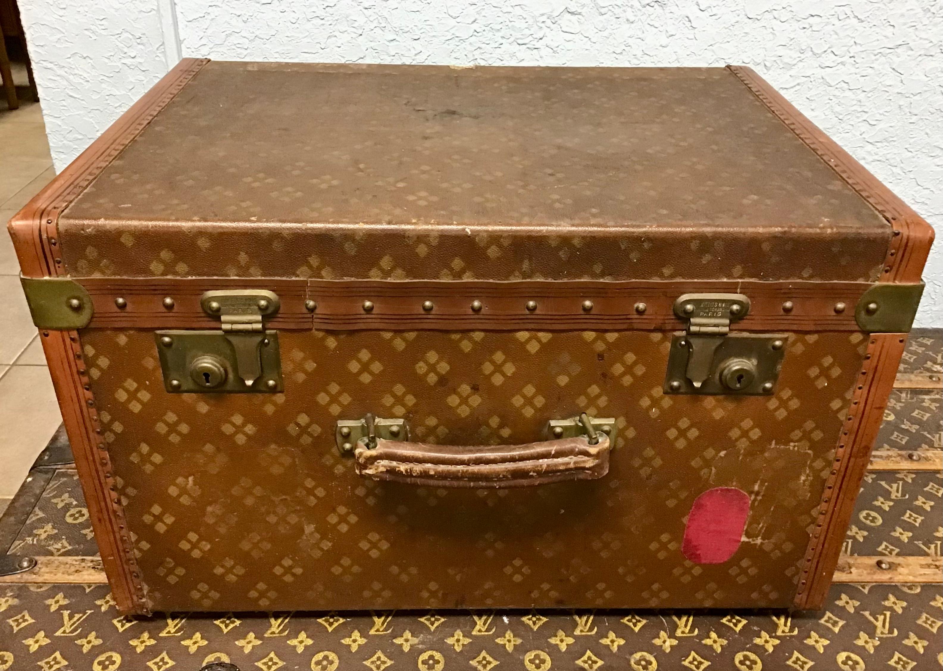 A very rare vintage steamer or hat trunk by Aux Etats Unis Paris. In the same style and period as Louis Vuitton, this steamer trunk too was made in France in the early 20th century for the American market (auz etats unis translates to the United