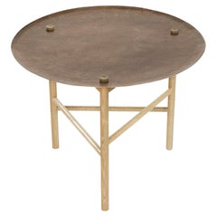 Table Auxiliar, structure en chêne et plateau en cuivre martelé à la main