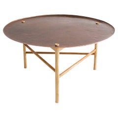 Table Auxiliar, structure en chêne et plateau en cuivre martelé à la main