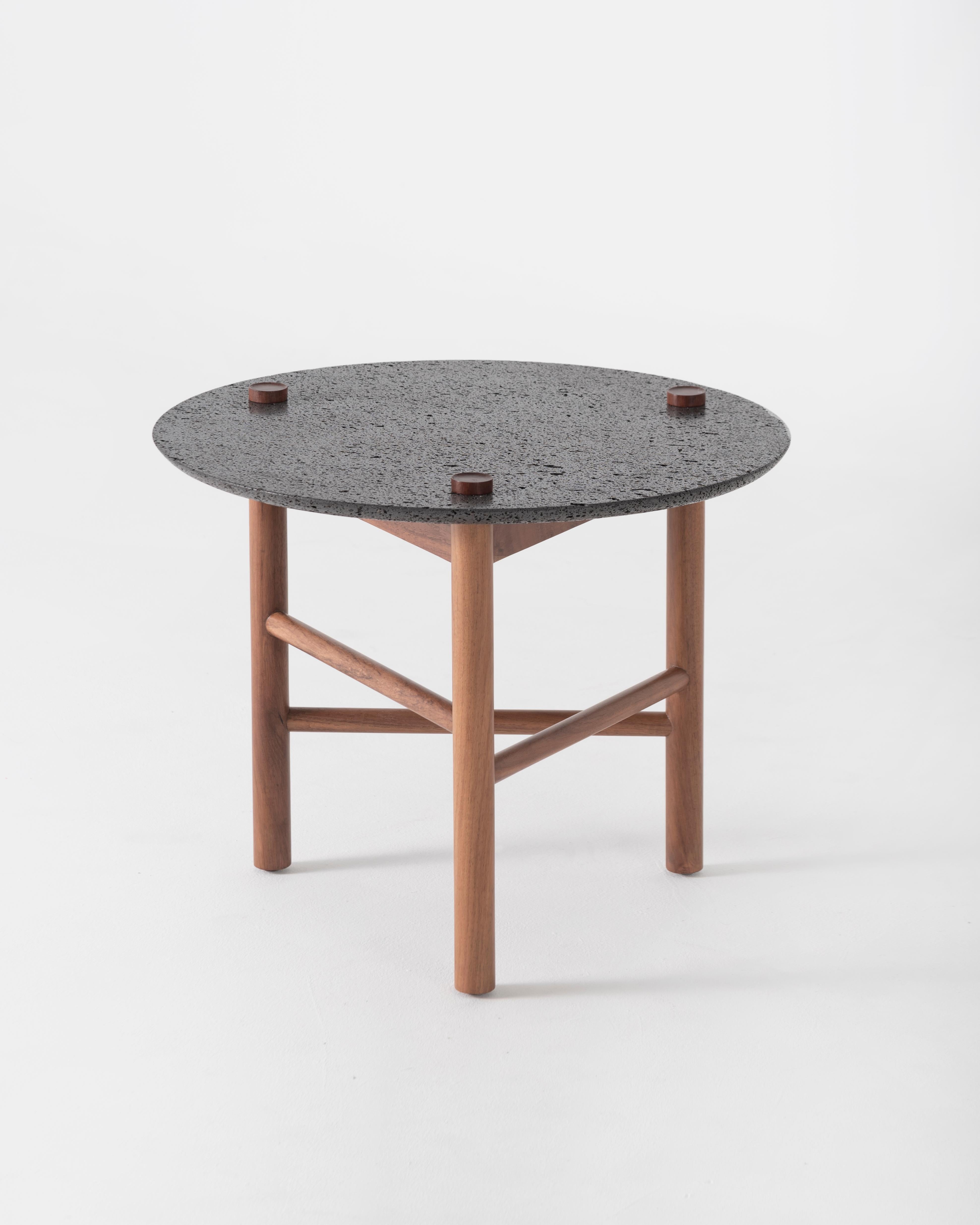 The lightweight structure supports an interesting natural stone surface with its unique texture, unrepeatable between one piece and another.
The auxiliary tables are inspired by the plante Venus, a stylized representation contained by a circle with