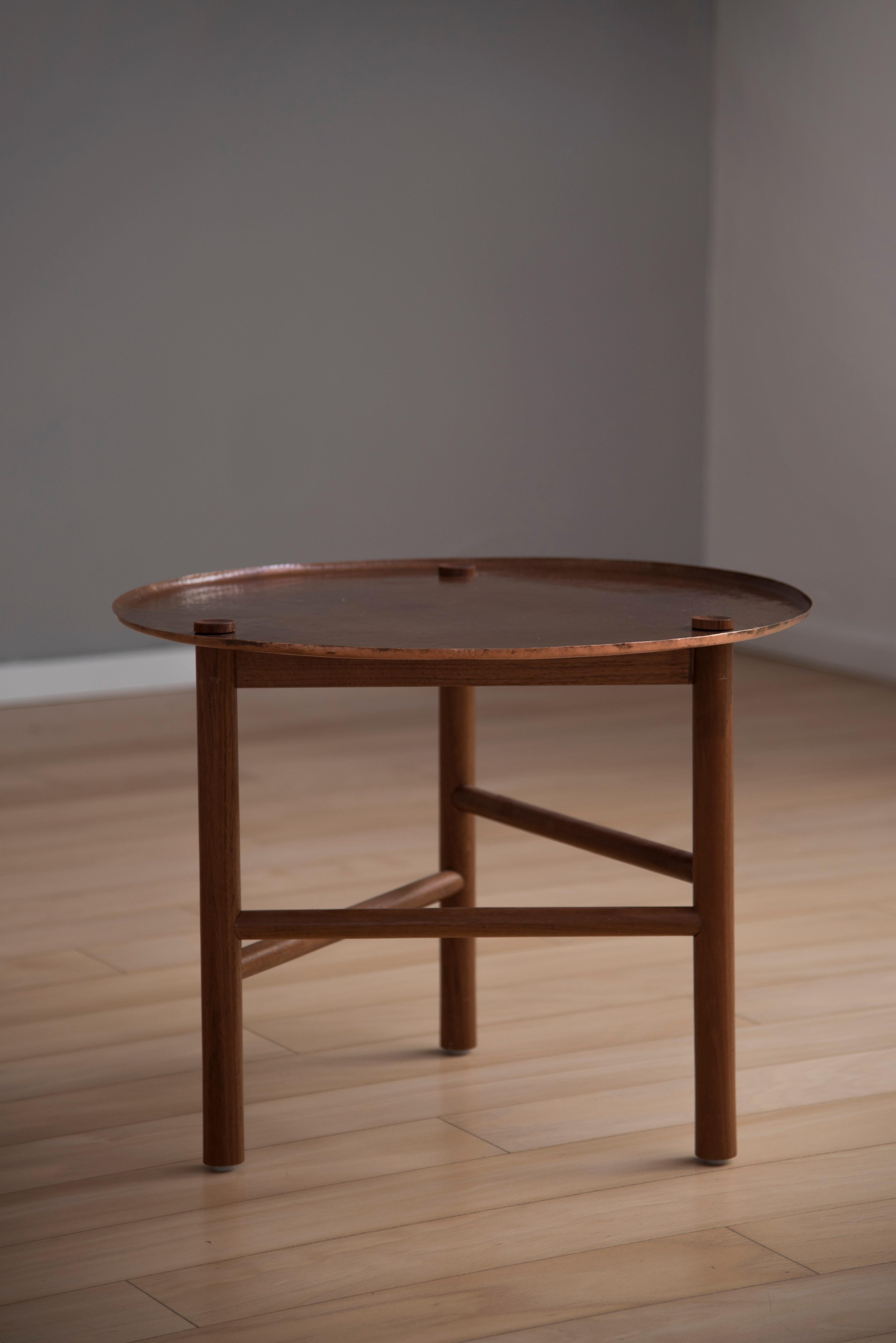 Auxiliar-Tisch, Tzalam- Struktur und handgehämmerte Kupferplatte (Minimalistisch) im Angebot