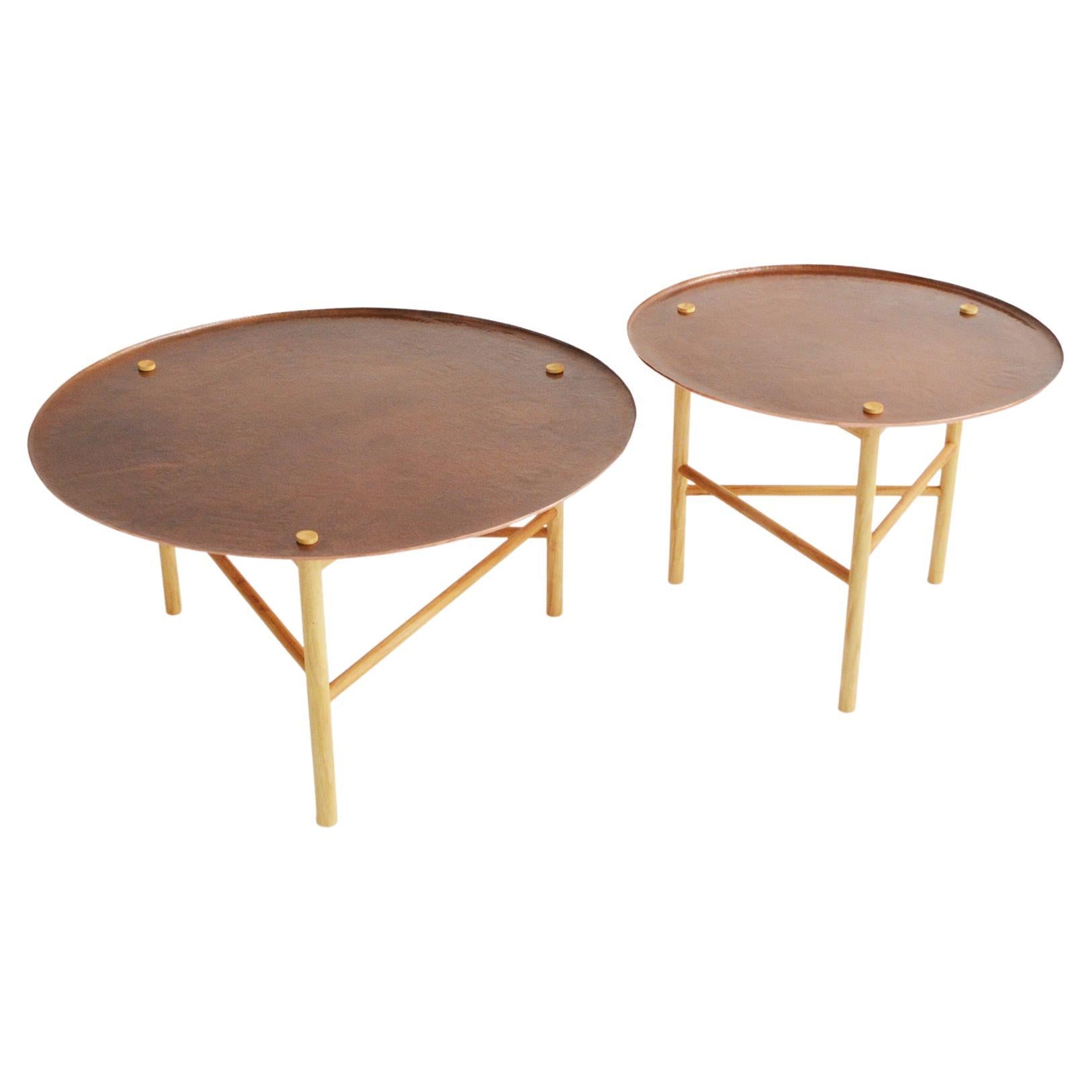 Auxiliar-Tische, Struktur aus Eichenholz und handgehämmerte Kupferplatte im Angebot