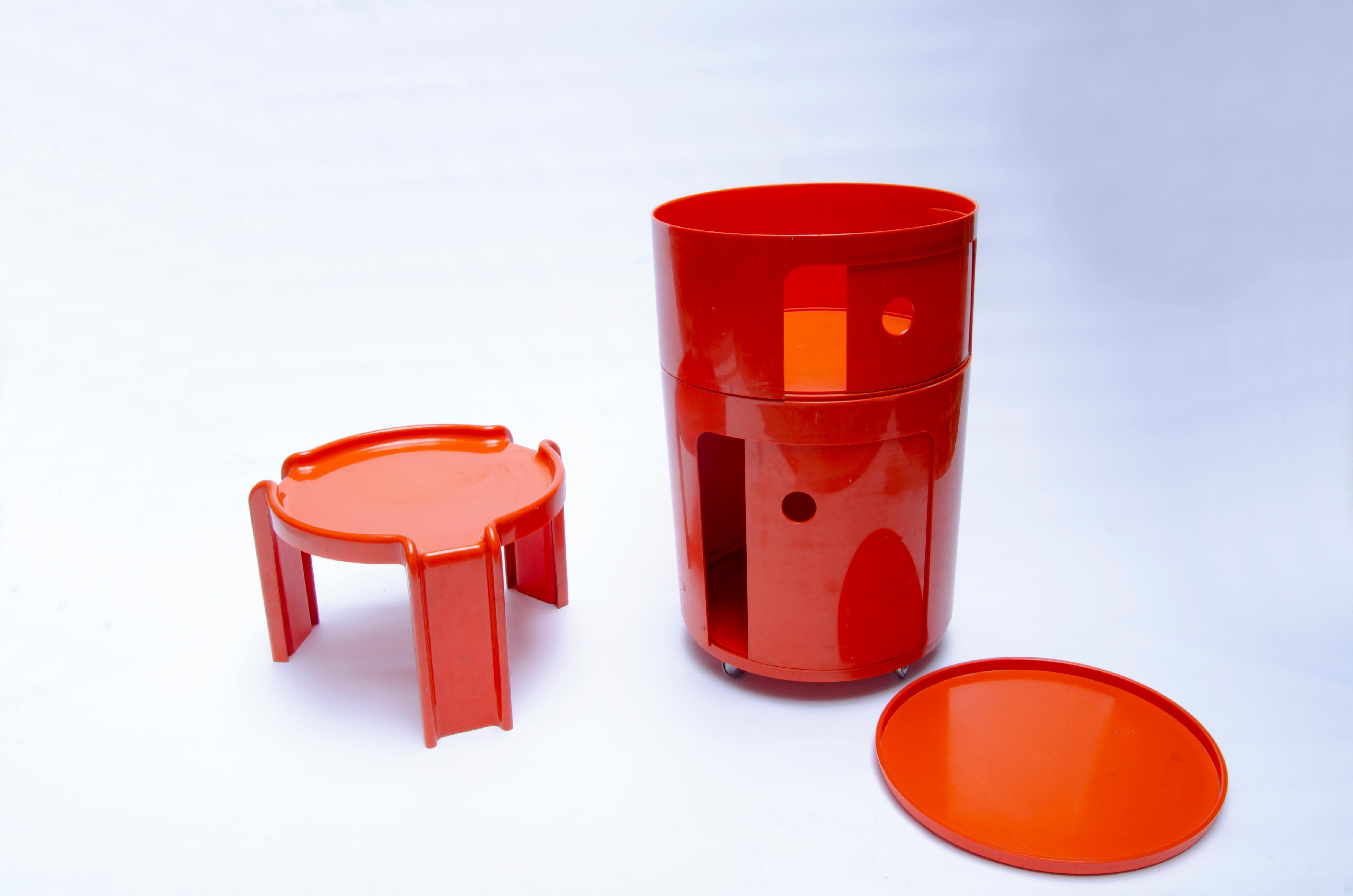 Orange auxiliary bar, with cylindrical storage system, model N° 4966 made for Kartell in 1969. Design by Anna Castelli Ferrieri (1918-2005), wife of Giulio Castelli (1920 - 2006).
Kartell is a company dedicated to design and furniture founded in