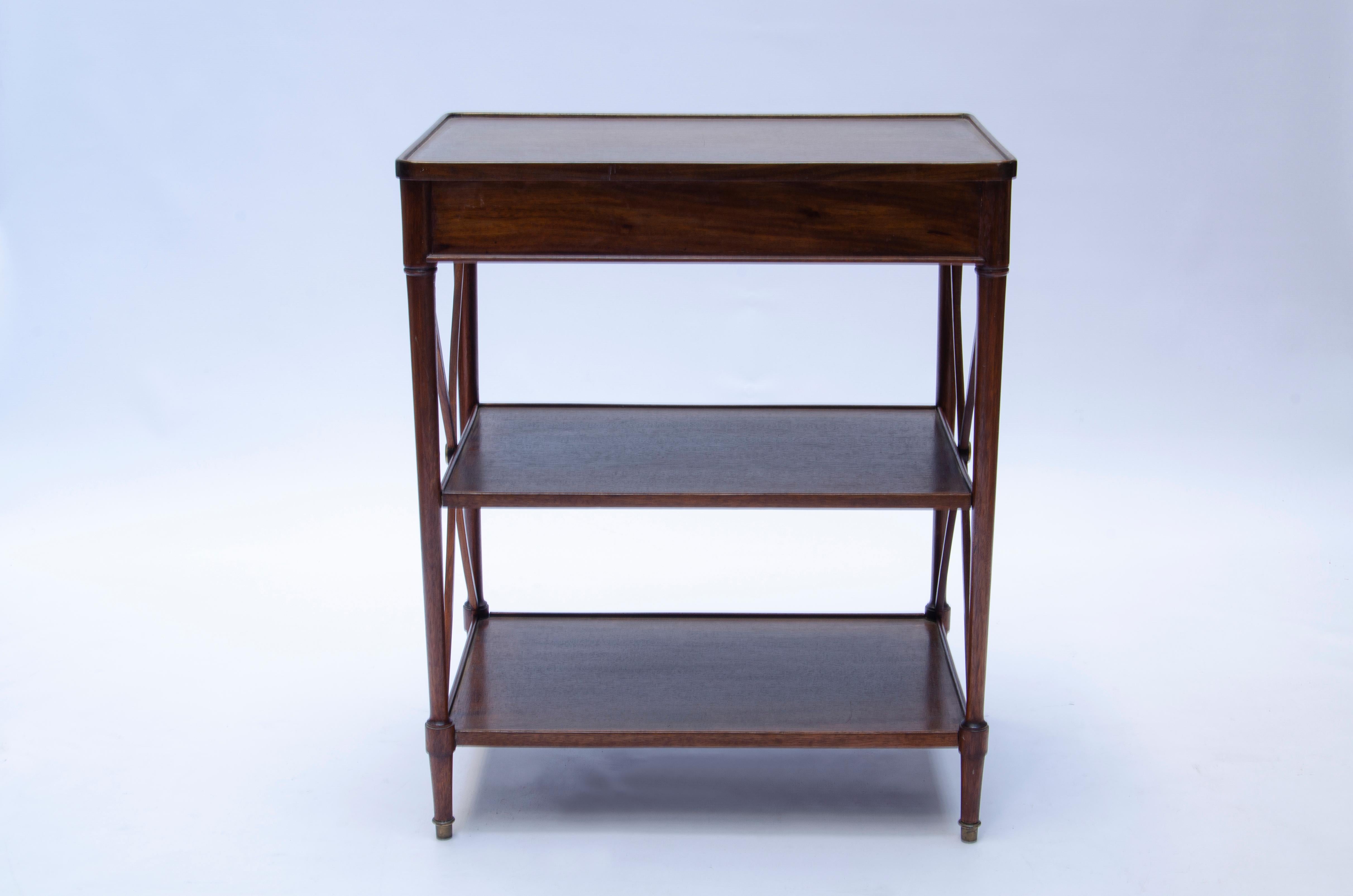 Auxiliary table with decapé oak made by COMTE. Normally used to place the telephone.

Argentina, CIRCA 1940.
