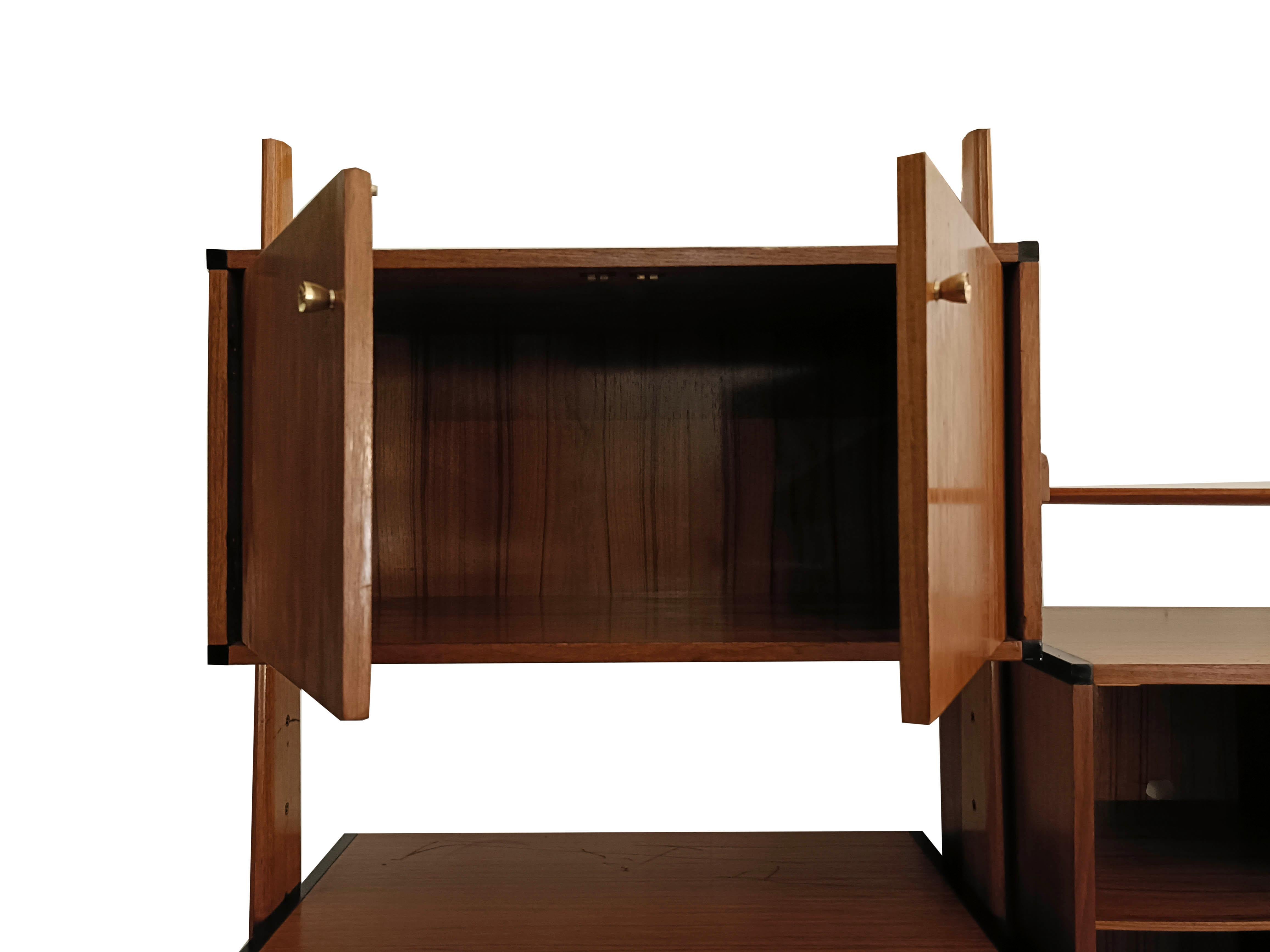 This versatile modular wall unit from the 1950s or 1960s was manufactured by AV Arredamenti Contemporanei .Designed to be both aesthetically pleasing and highly functional, this bookcase will allow you to organize your space in a practical and