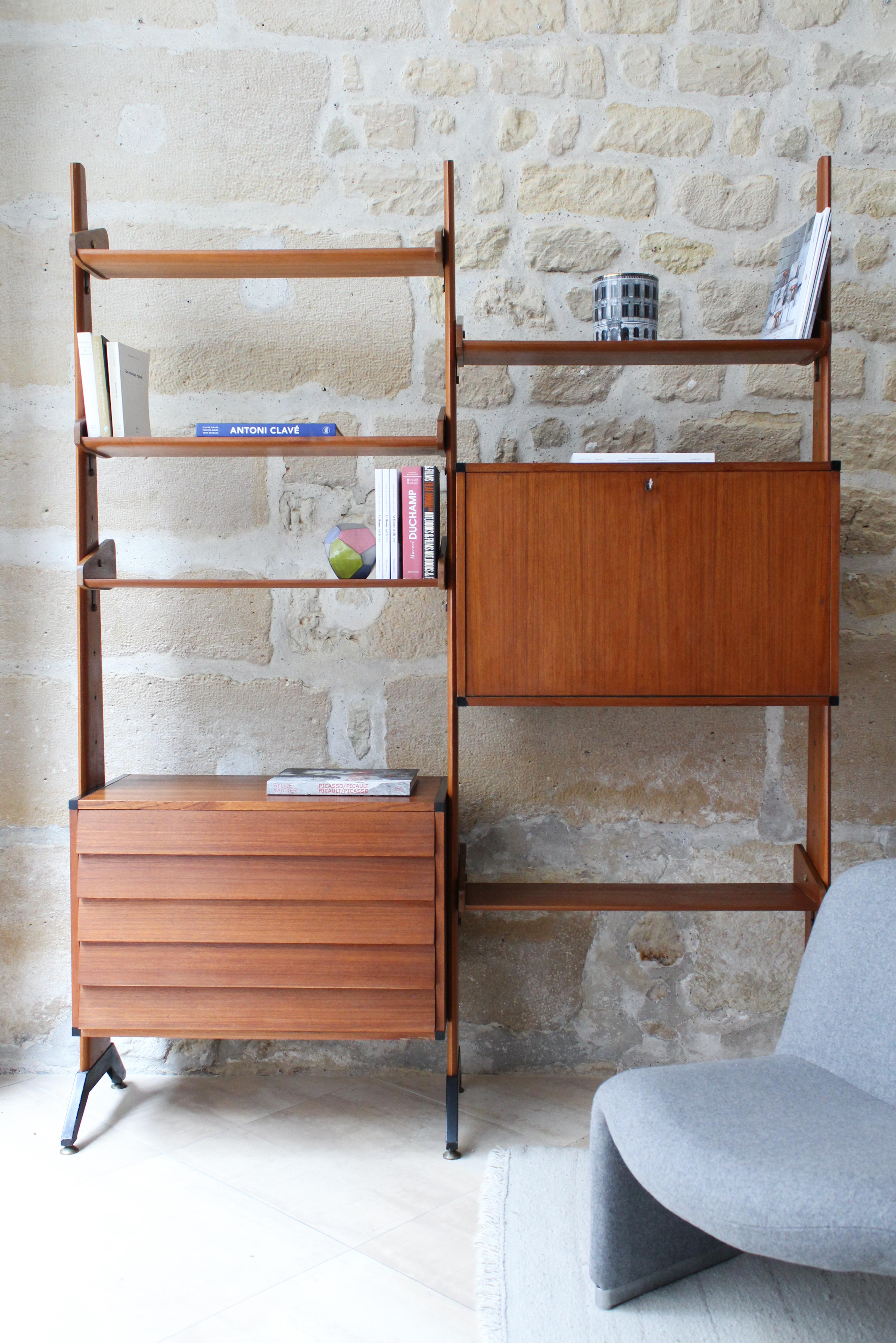 AV Arredamenti est une entreprise italienne réputée pour son savoir-faire exceptionnel dans le domaine du mobilier sur mesure, avec une attention particulière pour la création de bibliothèques luxueuses. Leader dans le domaine des solutions