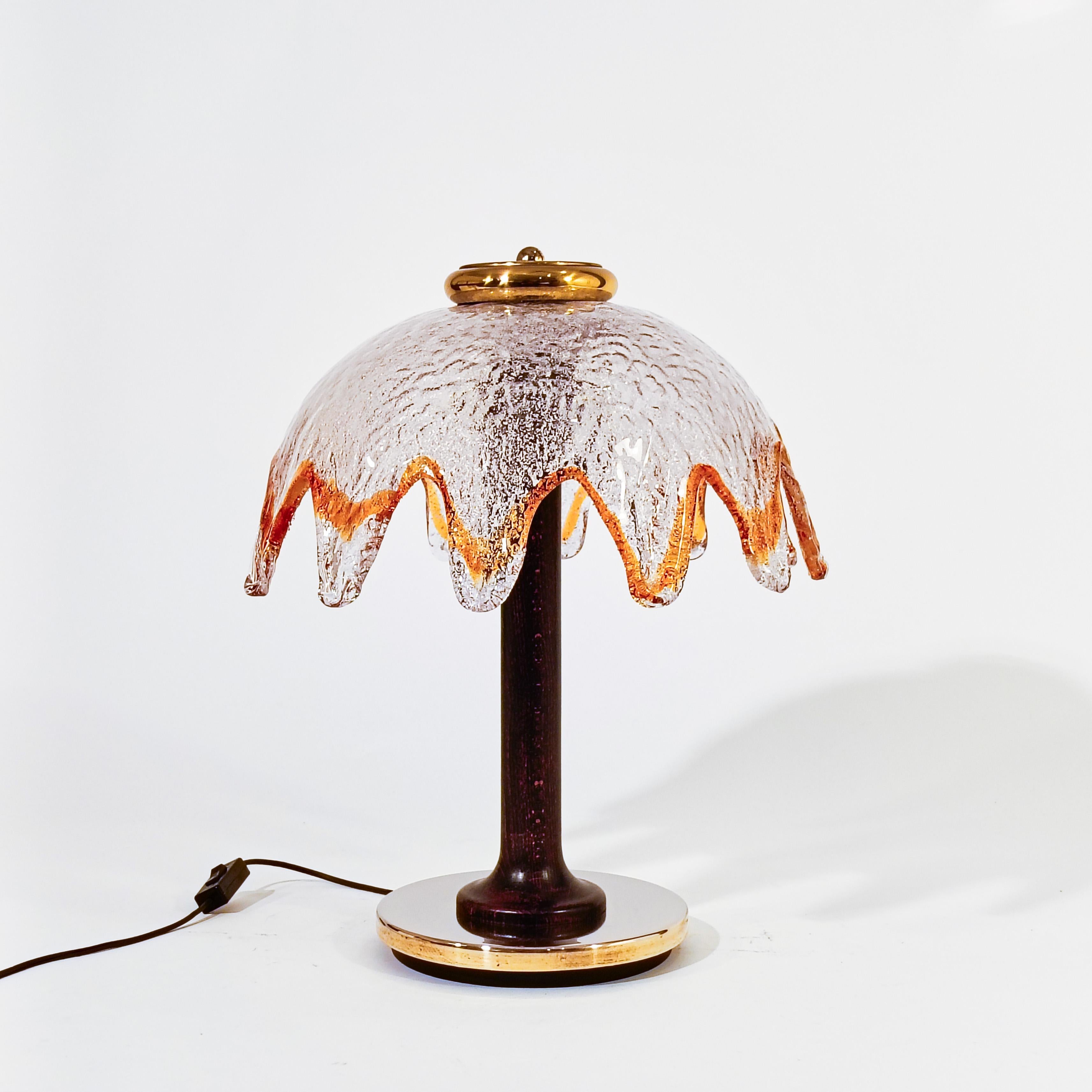 Lampe de table brutaliste en verre de Murano par AV Mazzega, Italie, années 1970. Base en métal chromé doré et mât en bois massif, supportant un double porte-lampe et un diffuseur spectaculaire au sommet. Ce diffuseur est fabriqué en verre de Murano