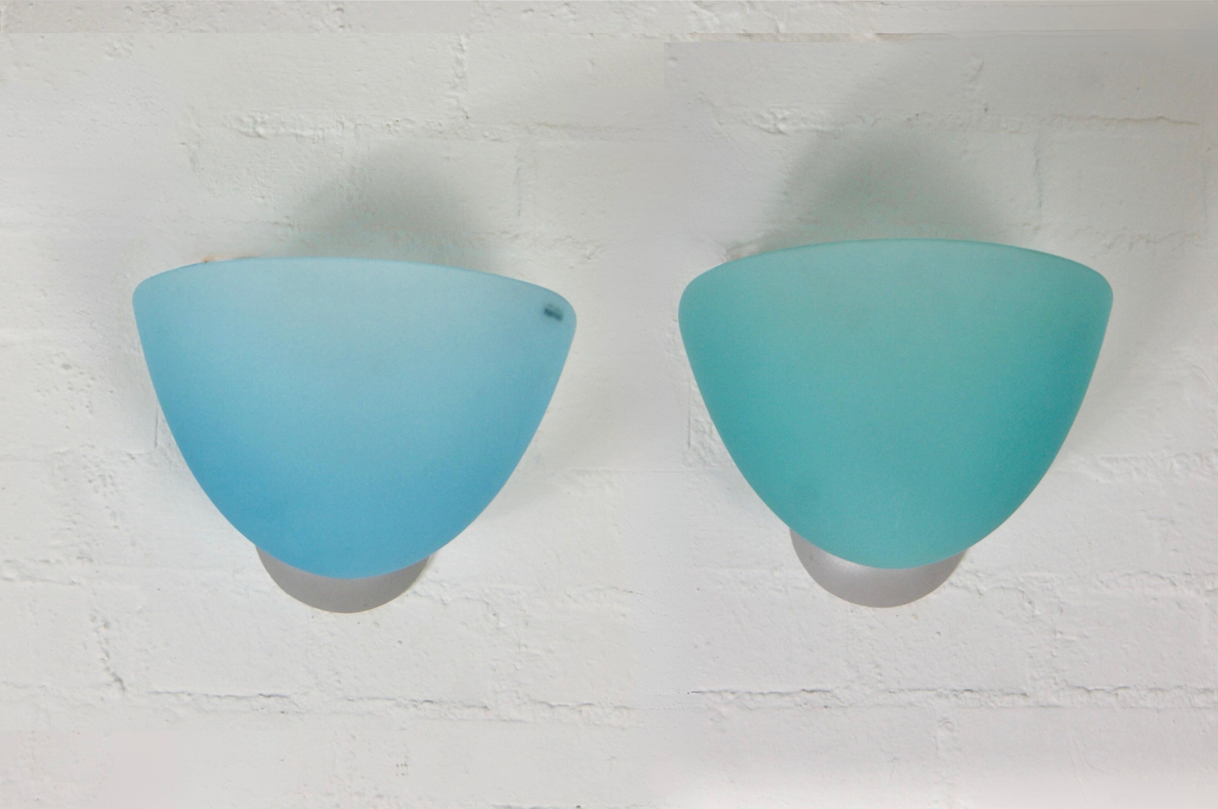 Paar italienische Wandleuchten aus Glas mit Label von AV MAZZEGA Murano, ca. 1980er Jahre.
Schöne mezza luna Wandlampen
Mit 3/4 Kugeln aus Milchglas in der Farbe Marinblau.
Die Diffusorfarben unterscheiden sich leicht, wenn sie nicht leuchten.