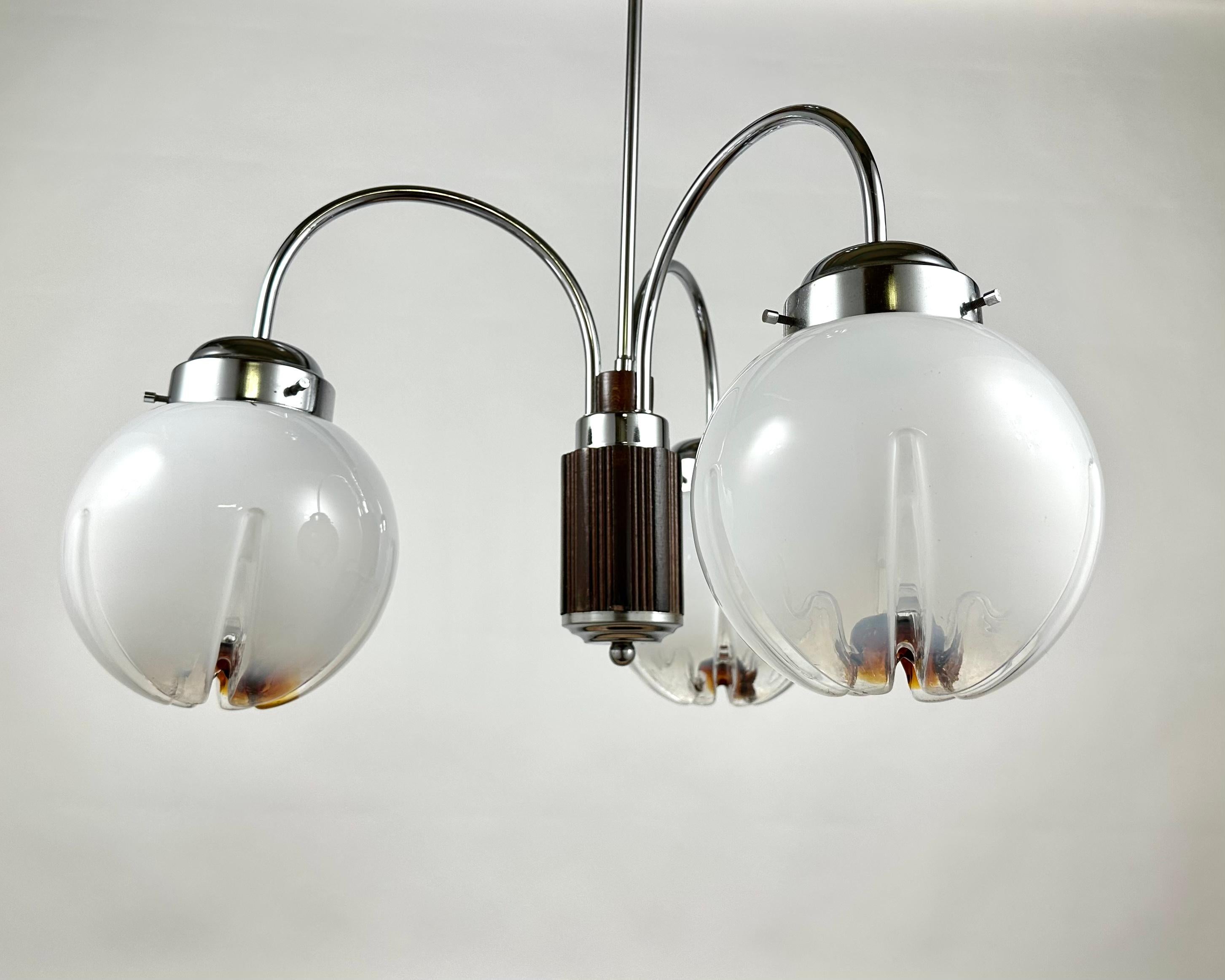 Lampe suspendue Design/One Murano, design italien, âge de l'espace. 1970s.

Un magnifique lustre réalisé par AV Mazzega avec du verre soufflé caractéristique de Murano.

Composée de pas moins de 3 sphères en verre, cette lampe illuminera n'importe