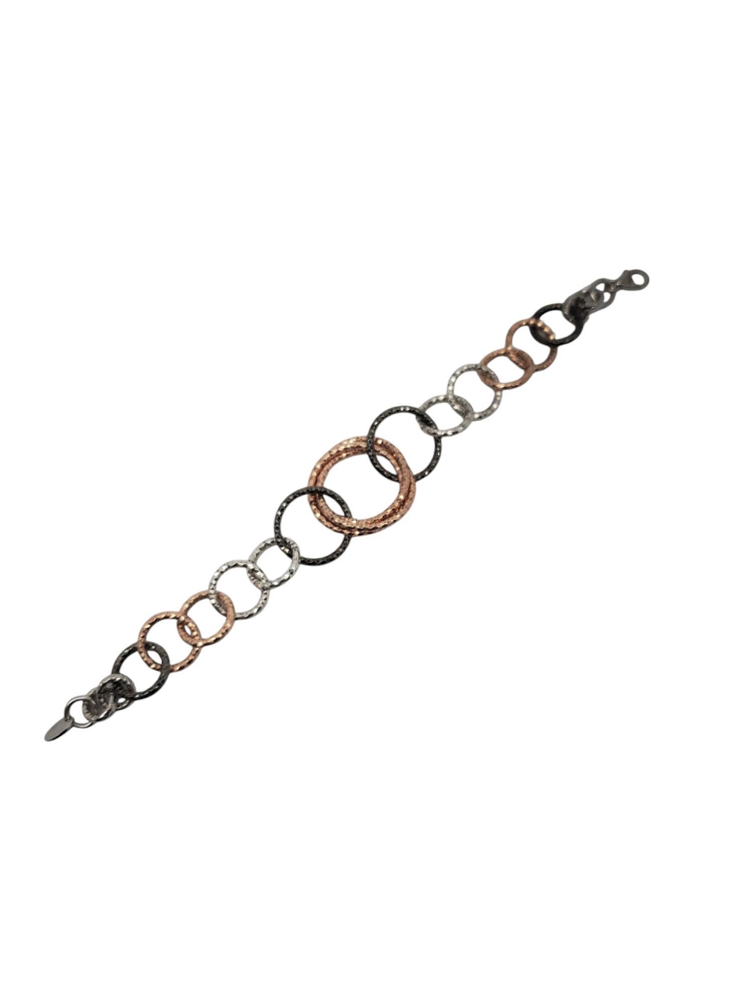 A. Silver - Bracciale a cerchi intrecciati multicolore -

Questo splendido bracciale con taglio a diamante presenta maglie circolari strutturate nei colori nero, argento e rosa.

Dimensioni: 7 pollici di lunghezza

Circa 25 mm di