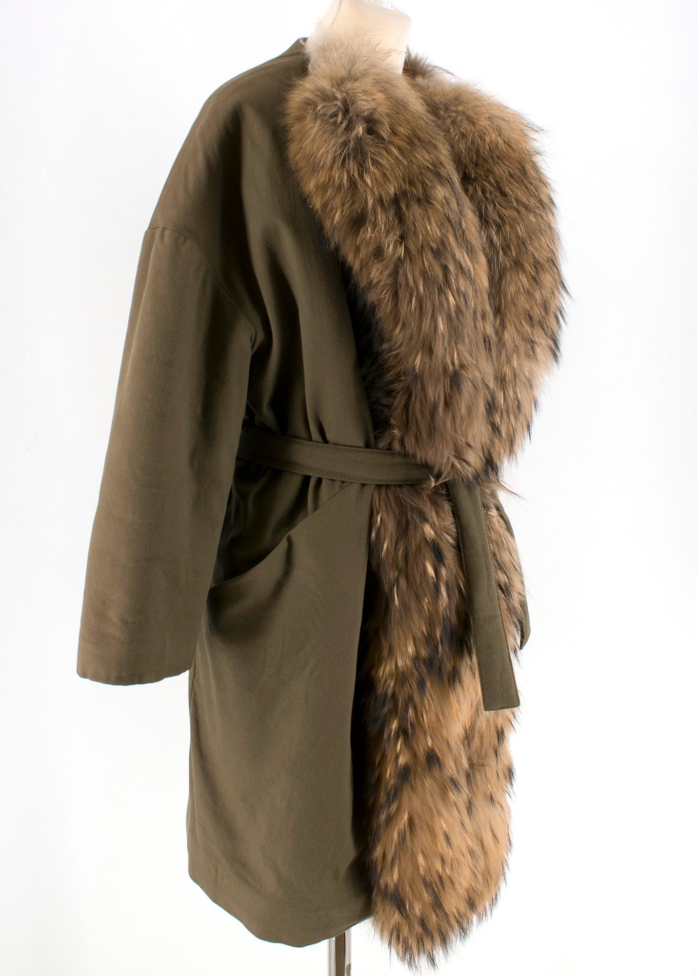 Ava Adore Khaki Belted Fur Coat 

Khaki Fur Collared Coat
Tie up belt fastening 
Hook and eye hidden centre fastening 
Raccoon fur trim 
Grey interior lining 
Long sleeved
Two exterior pockets

Please note, these items are pre-owned and may show