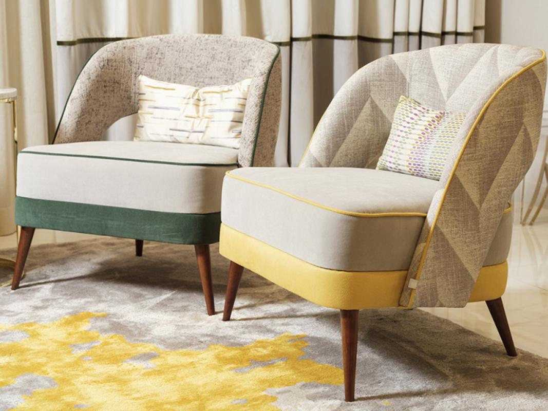Laqué Fauteuil Ava avec accessoires en laiton, assise douce marrome et dossier beige texturé en vente
