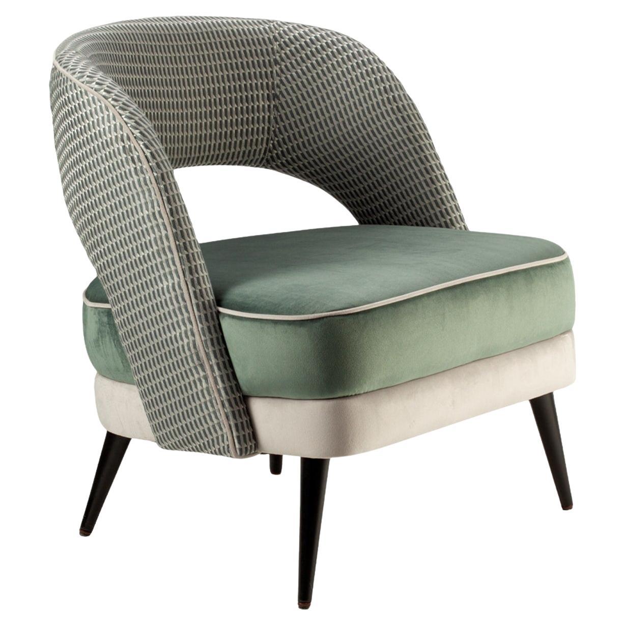 Sessel mit weicher grüner Sitzfläche und gemusterter olivgrüner Rückenlehne
