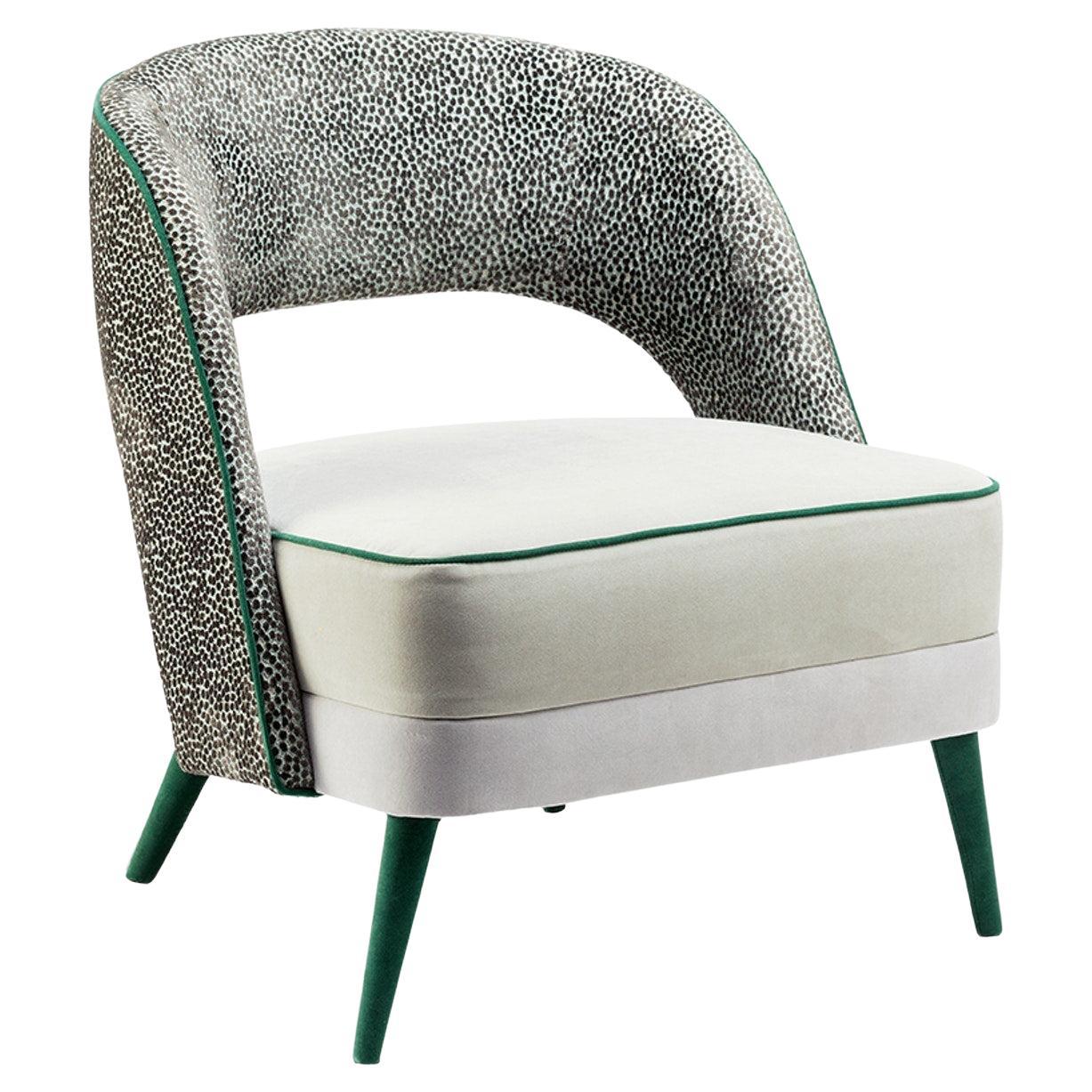 Sessel mit Polsterfüßen, Sitz aus weichem, beigefarbenem Stoff und Rückenlehne aus strukturiertem Stoff