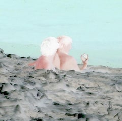 Abstrakter Archivpigmentdruck (Fotografie) von in der Bucht schwimmenden Figuren, Meer