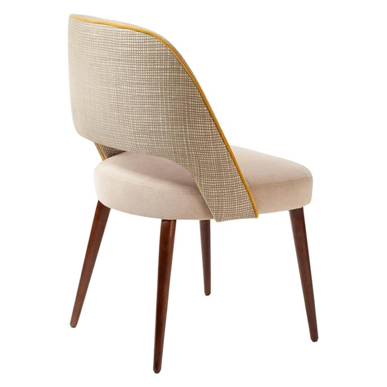 Confortable et élégante, la chaise Ava est une pièce polyvalente où la créativité ne connaît aucune limite : tissus, bois massif, bois laqué et accessoires en laiton sont choisis et associés pour produire la combinaison parfaite à chaque espace et