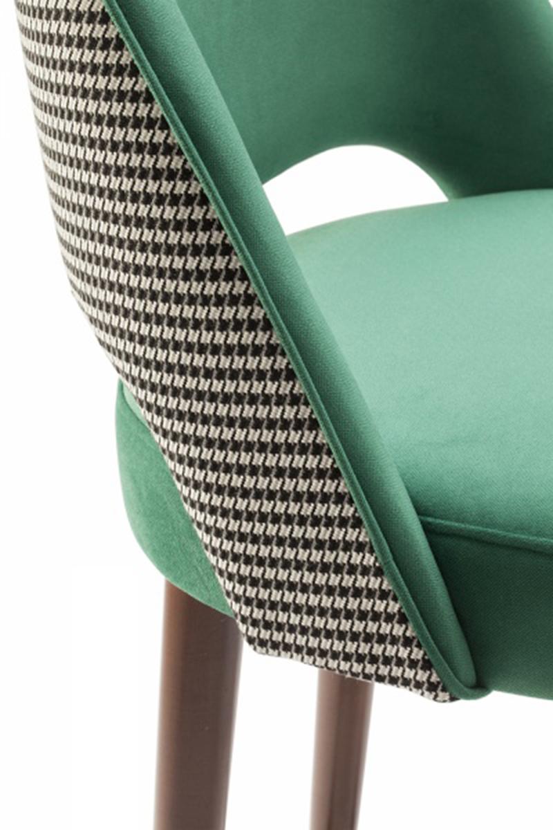 Confortevole ed elegante, lo sgabello da tavolo Ava è un pezzo versatile in cui la creatività non conosce confini: tessuti, legno massiccio, legno laccato e accessori in ottone vengono scelti e combinati per ottenere la combinazione perfetta per
