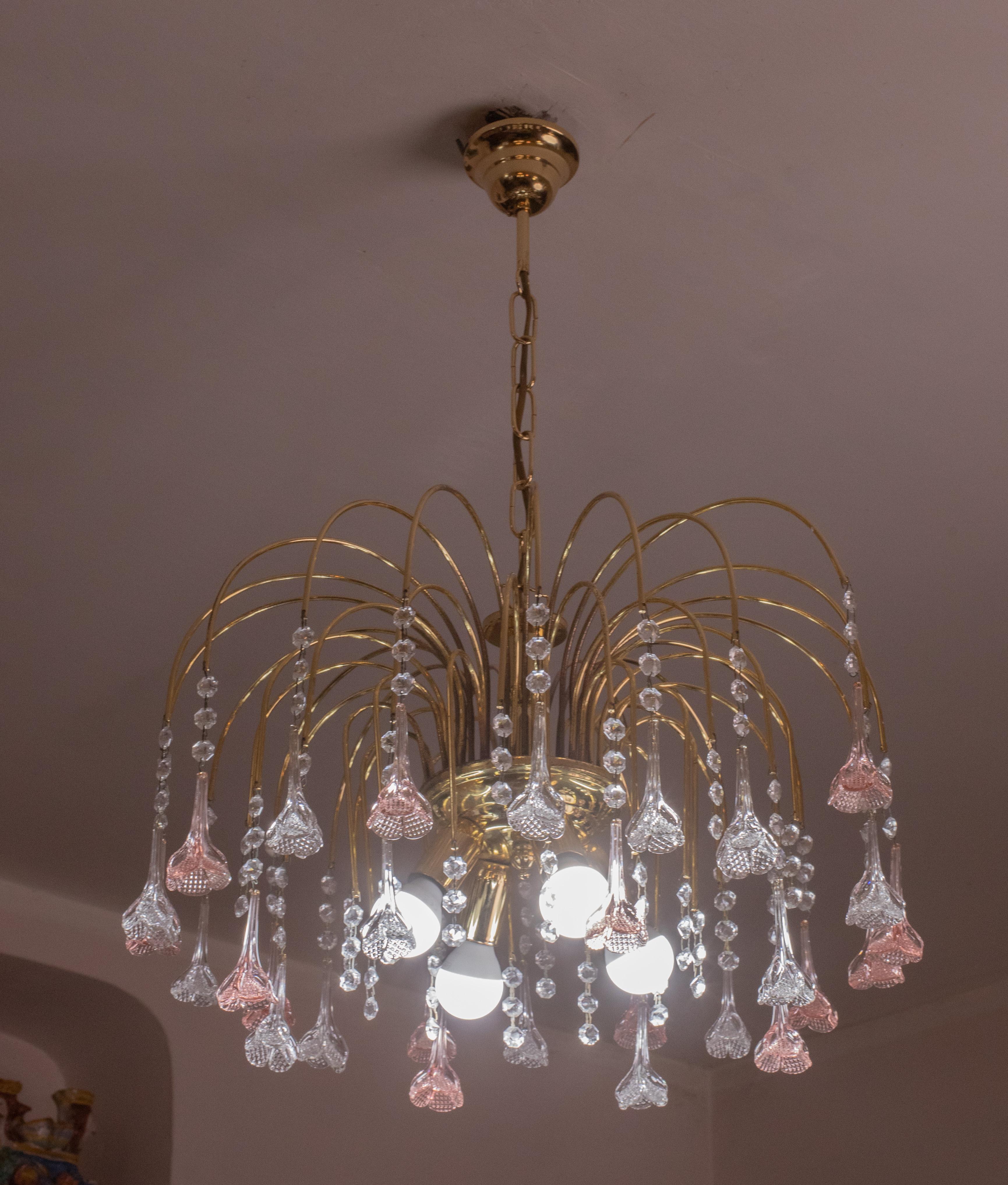 Pretty Murano chandelier with pink and transparent flowers in the style of Venini La Cascata.

circa 1970s period.

The chandelier consists of three rounds of pendants cascading down, the innermost round consists of only crystals (3 per hook),