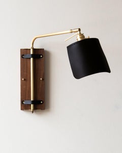Lampada moderna Ava in ottone e noce, cablata, in pelle nera