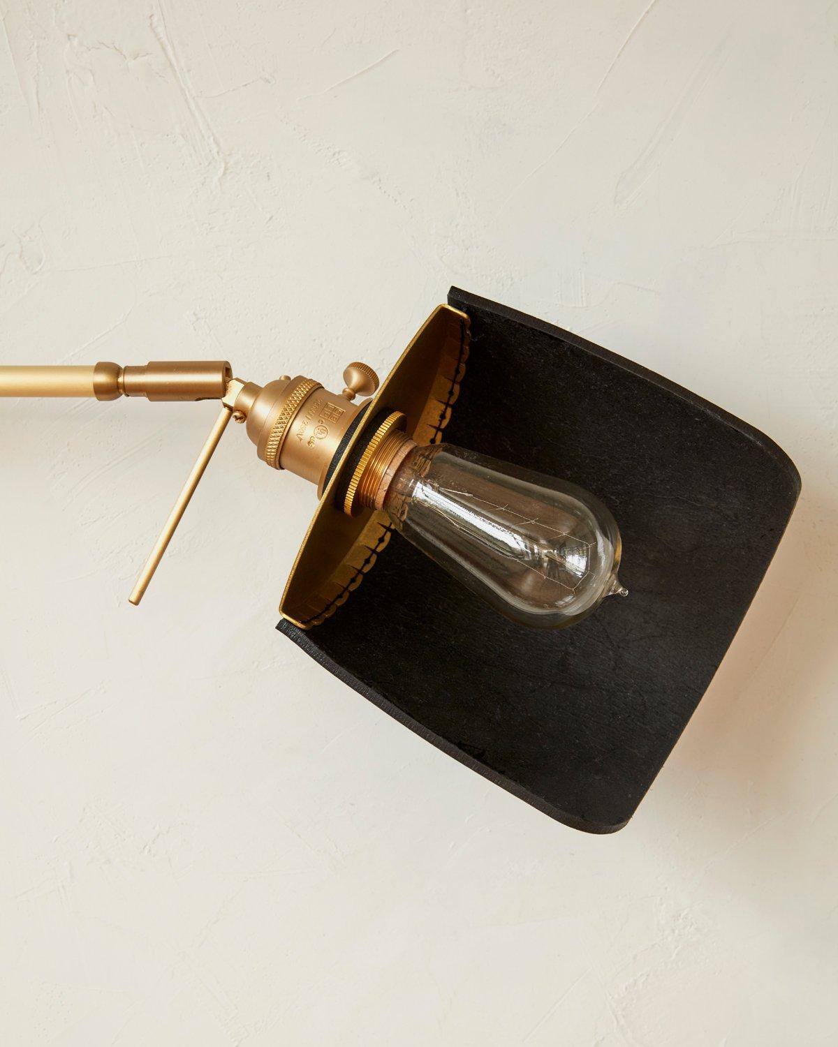 Moderne moderne Ava-Leuchte aus Messing und Walnussholz in schwarzem Leder, plug-in im Zustand „Neu“ im Angebot in Philadelphia, PA