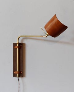 Lampada moderna in ottone + noce Ava in pelle marrone, plug in