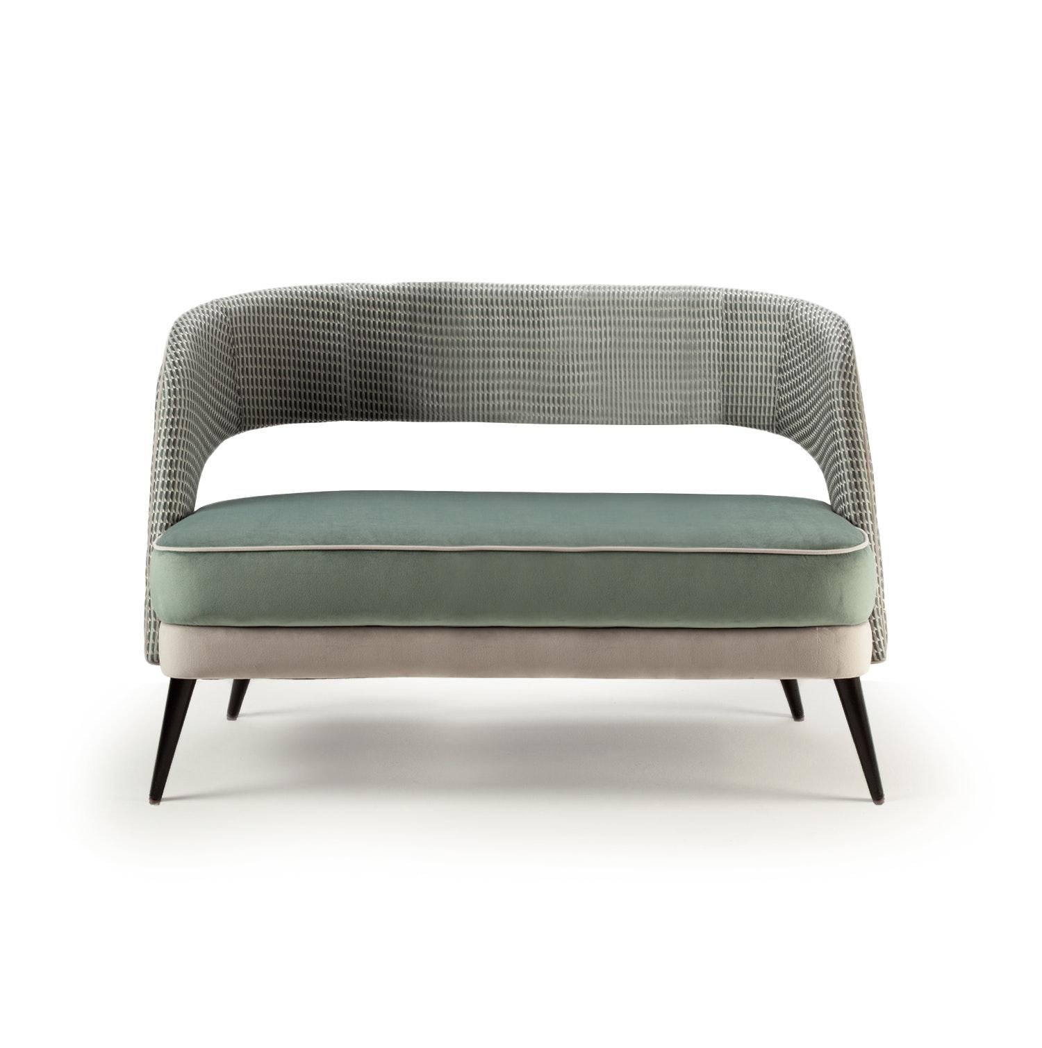 Das bequeme und elegante Sofa Ava ist ein vielseitiges Möbelstück, bei dem der Kreativität keine Grenzen gesetzt sind: Stoffe, Massivhölzer, Lacke und Messingbeschläge werden auf vielfältige Weise ausgewählt und kombiniert, um die perfekte